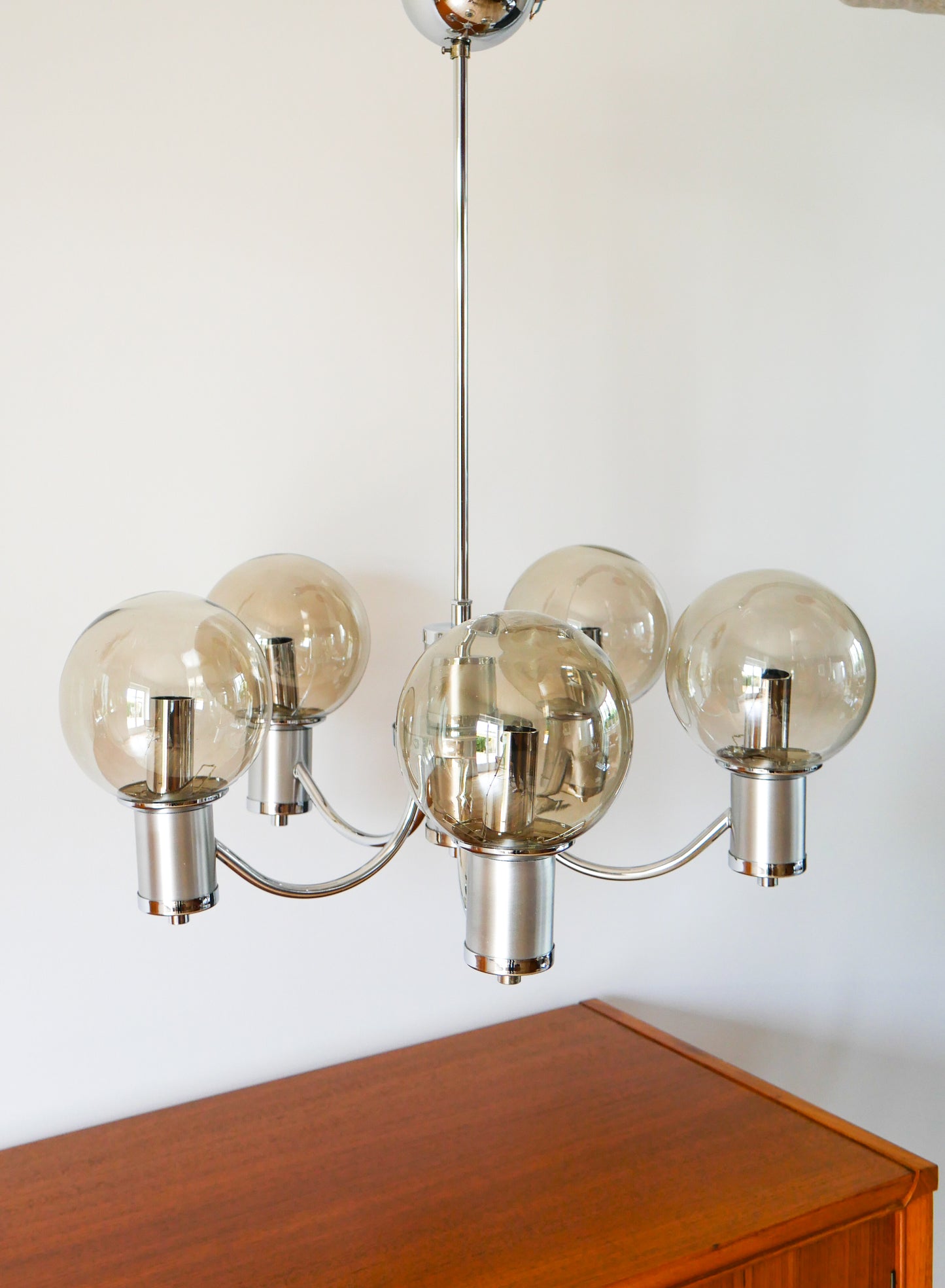 Lustre cinq branches, en chrome et globes en verre fumé, Design, 1970