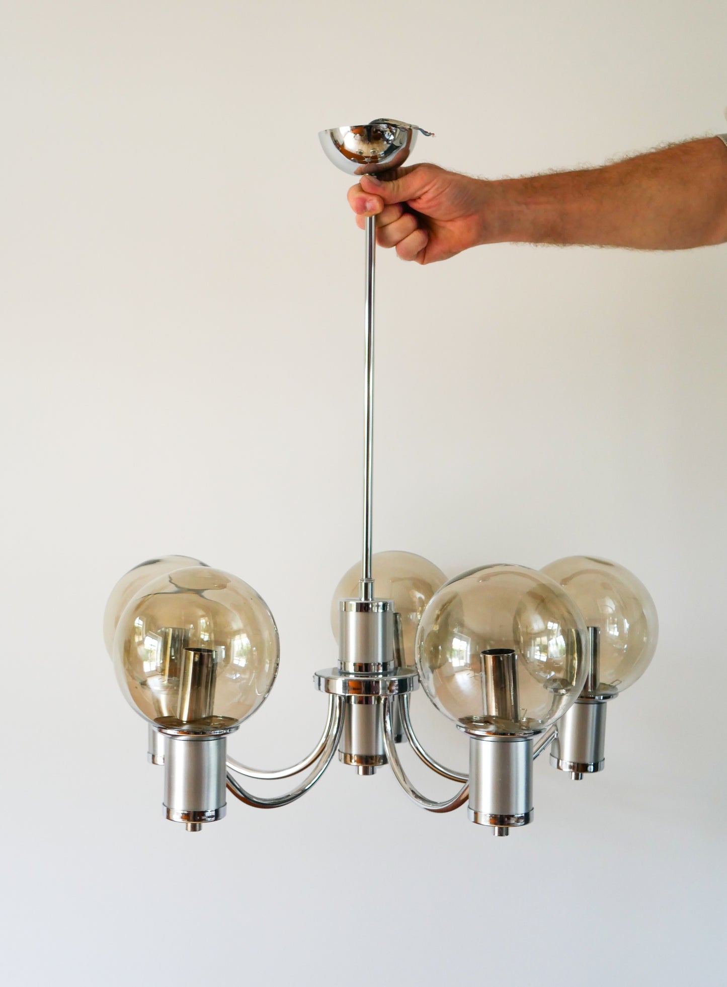 Lustre cinq branches, en chrome et globes en verre fumé, Design, 1970