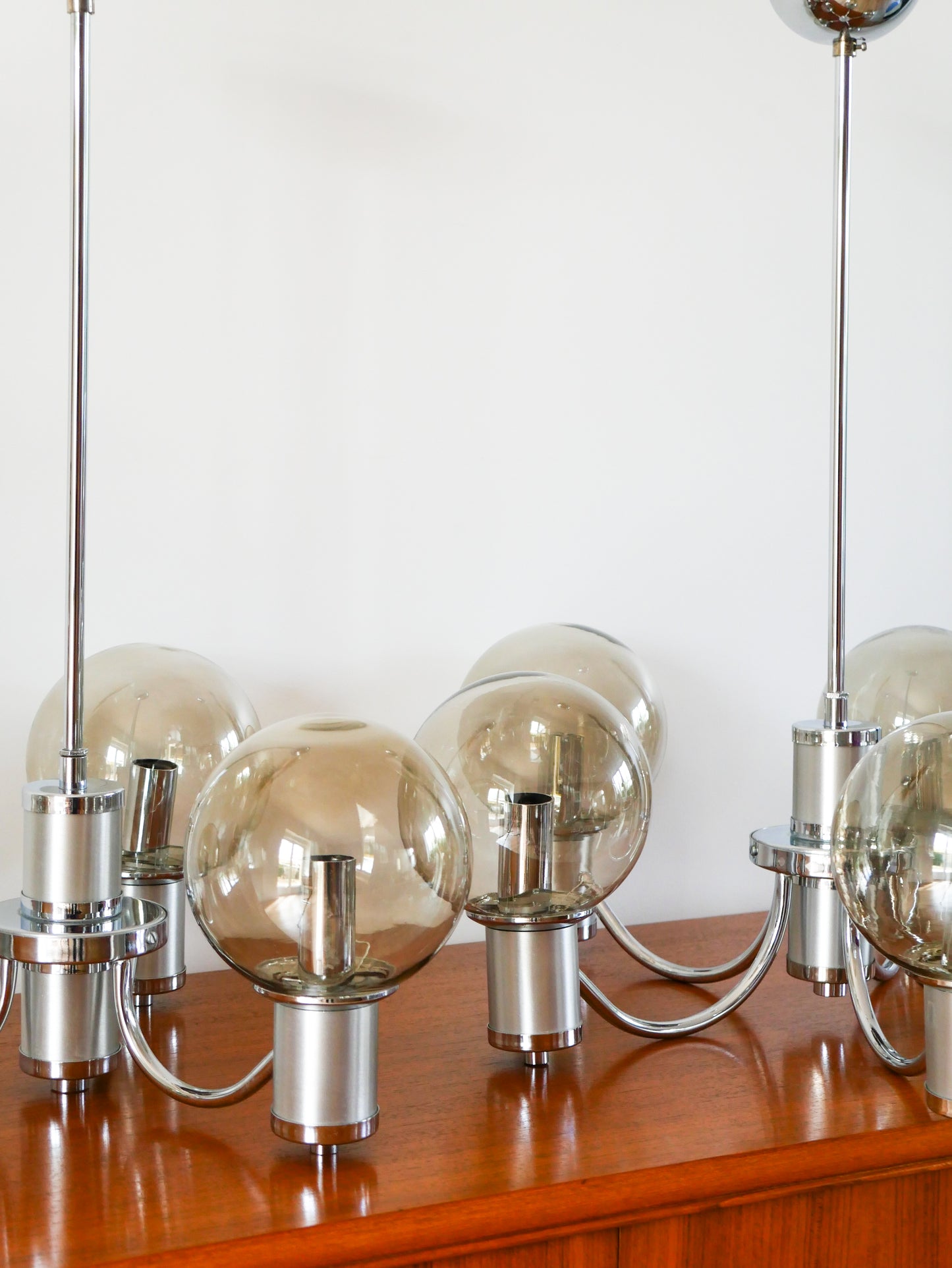 Lustre cinq branches, en chrome et globes en verre fumé, Design, 1970