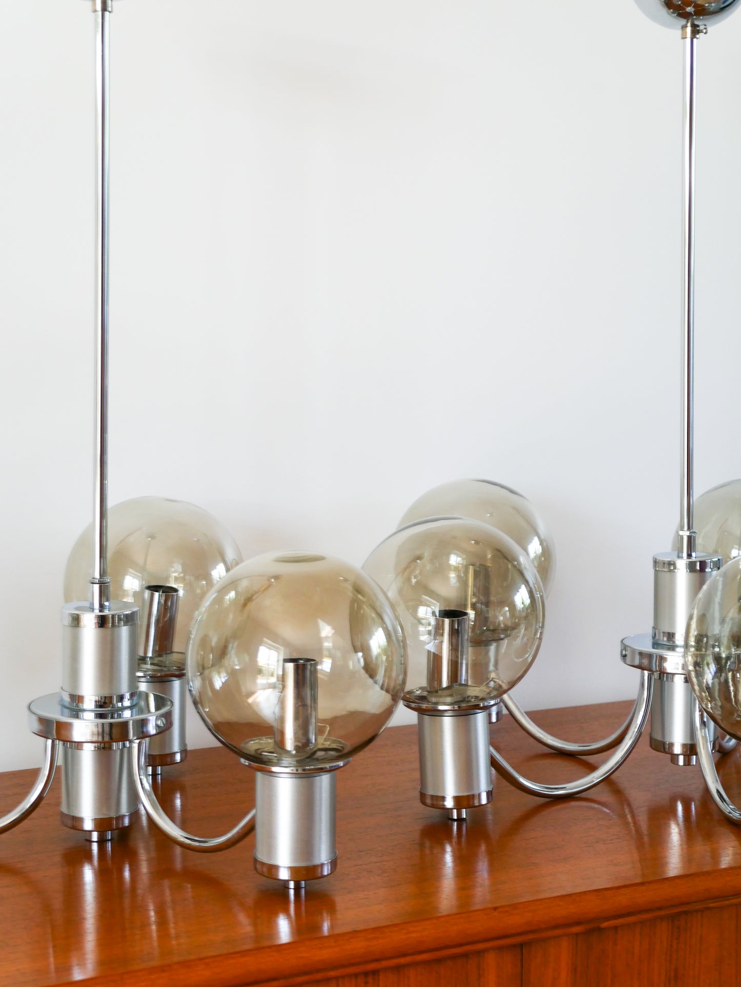 Lustre cinq branches, en chrome et globes en verre fumé, Design, 1970