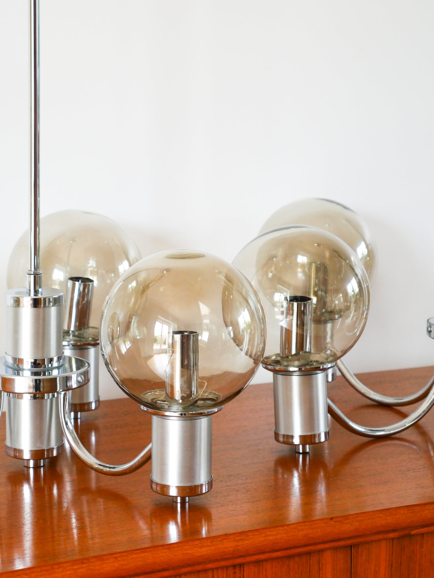 Lustre cinq branches, en chrome et globes en verre fumé, Design, 1970