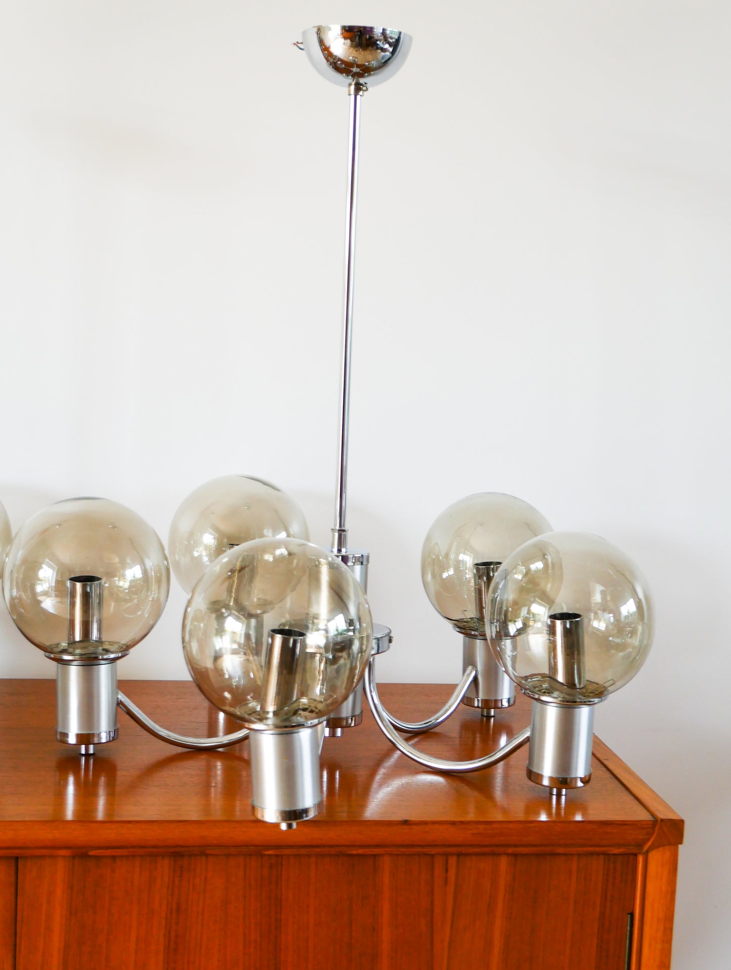 Lustre cinq branches, en chrome et globes en verre fumé, Design, 1970