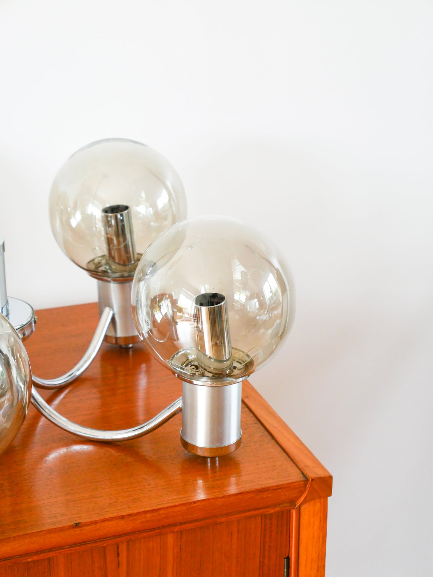 Lustre cinq branches, en chrome et globes en verre fumé, Design, 1970