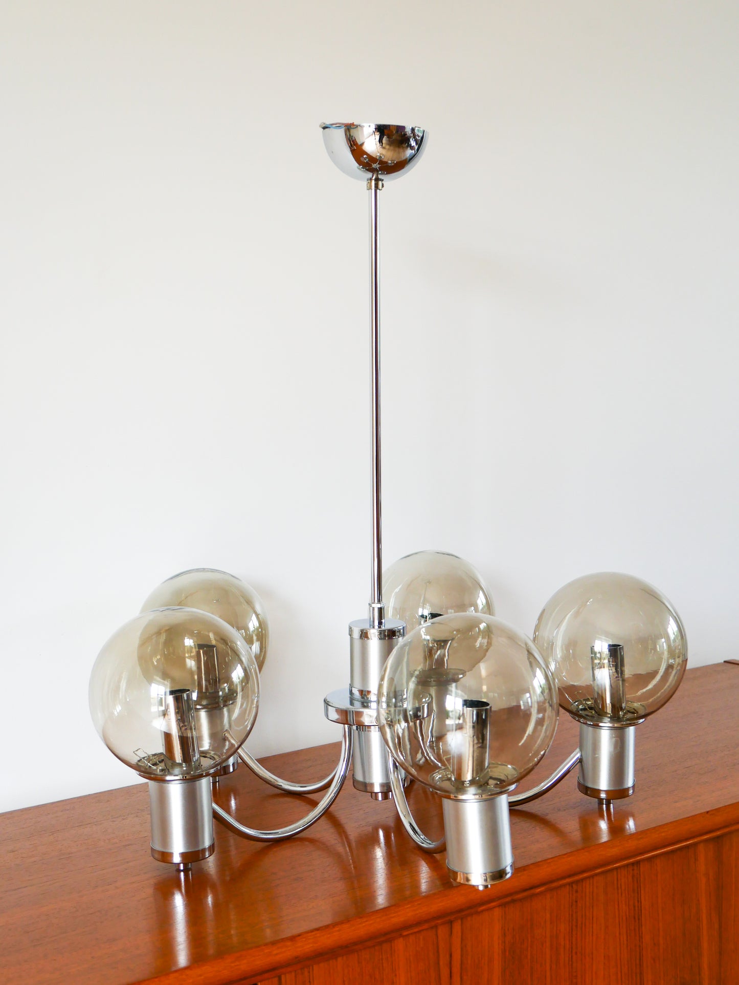 Lustre cinq branches, en chrome et globes en verre fumé, Design, 1970