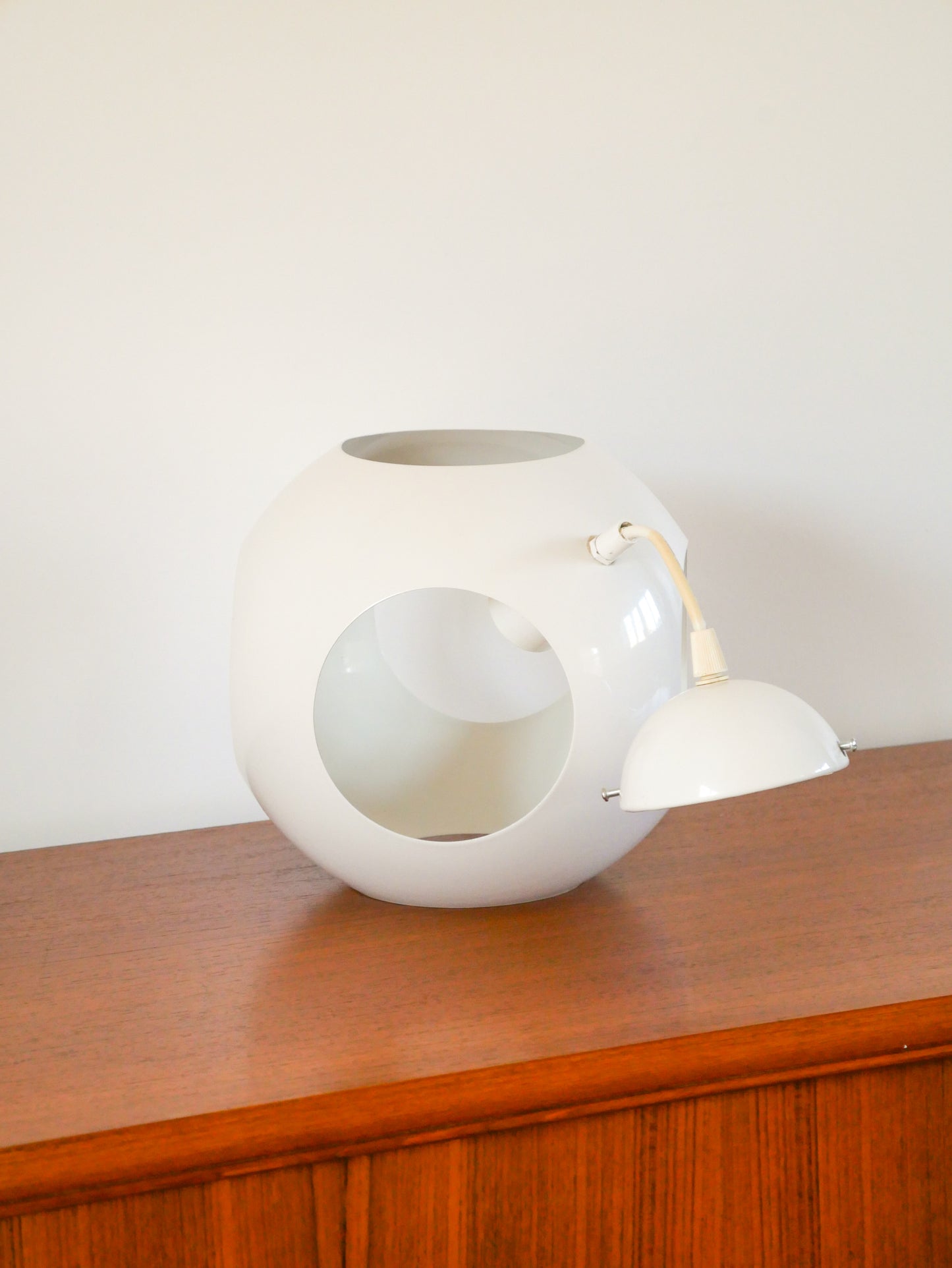 Petite suspension Design Eye ball en métal blanc, fil court, Space Age, UFO, 1970 - 22 cm
