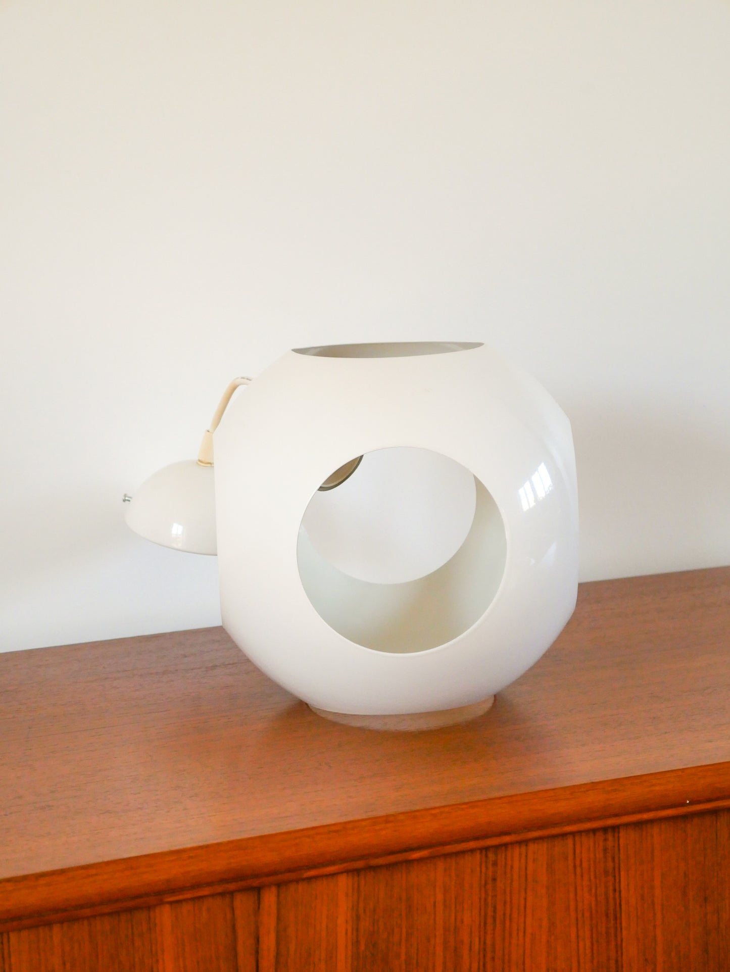 Petite suspension Design Eye ball en métal blanc, fil court, Space Age, UFO, 1970 - 22 cm