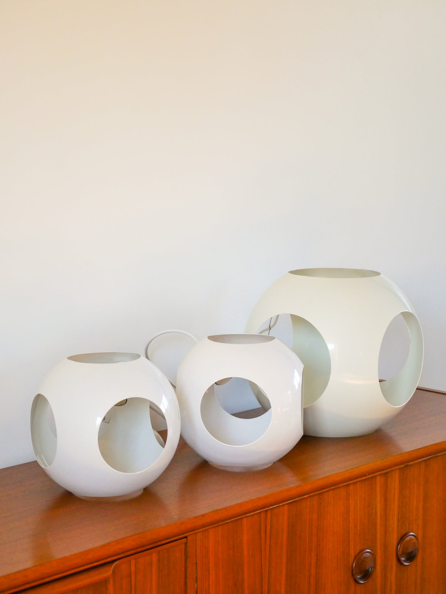 Petite suspension Design Eye ball en métal blanc, fil court, Space Age, UFO, 1970 - 22 cm