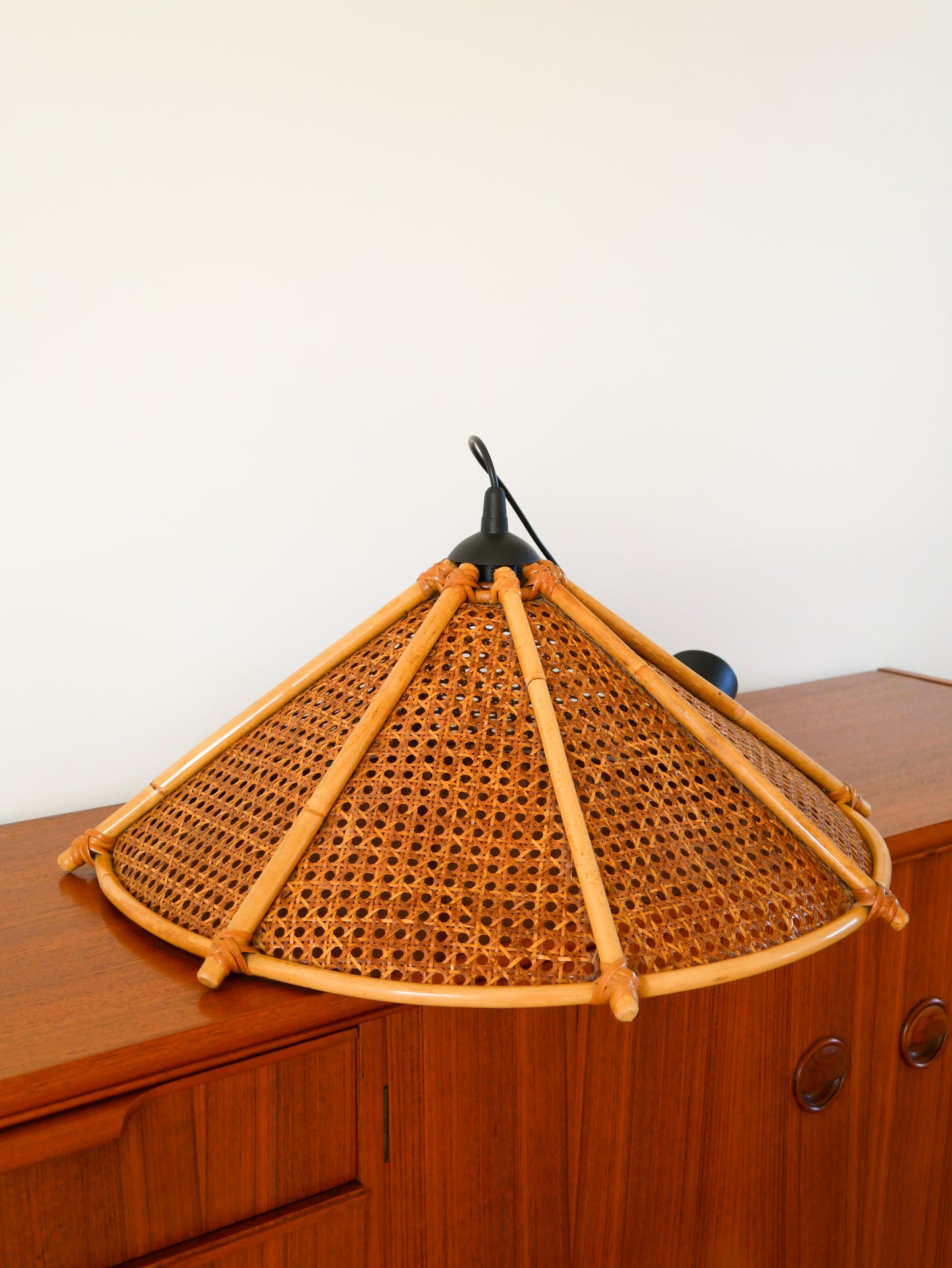 Grande suspension en rotin et cannage, forme Lotus, 1960