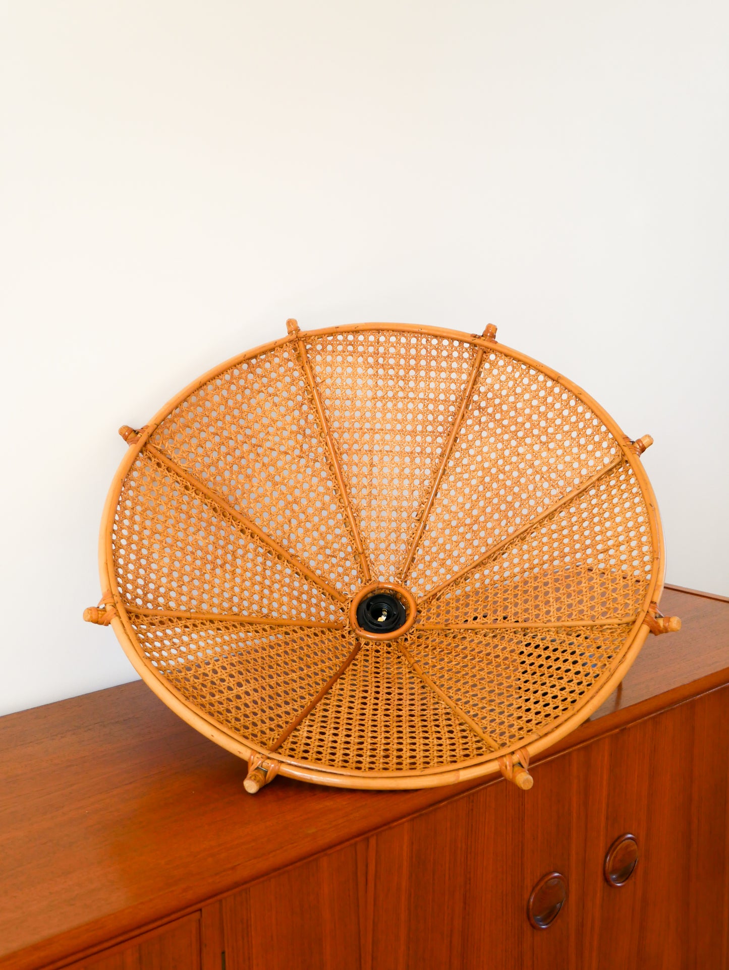 Grande suspension en rotin et cannage, forme Lotus, 1960