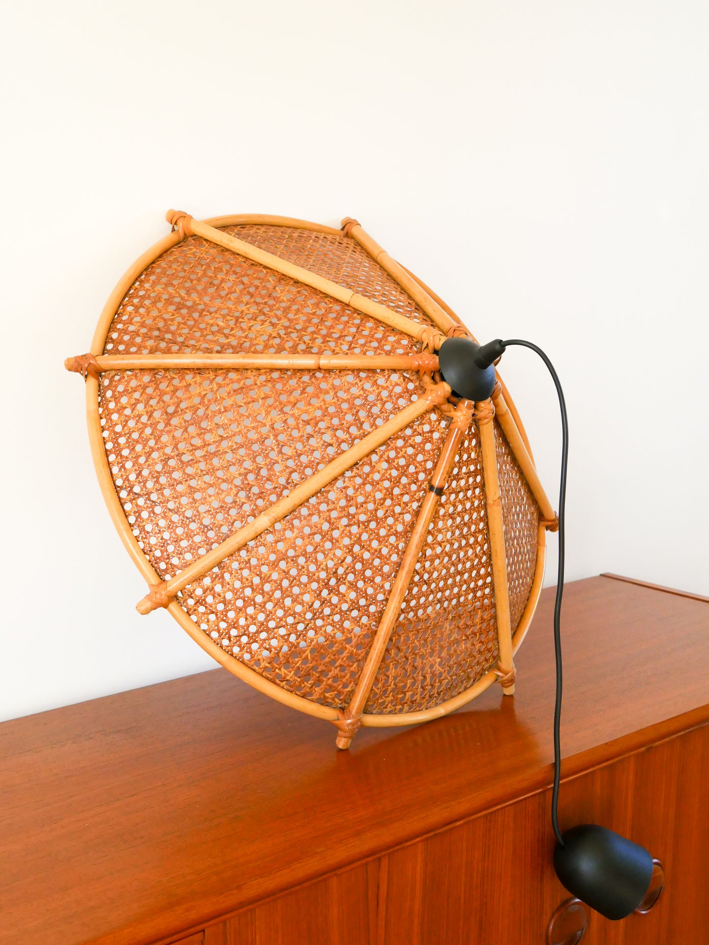 Grande suspension en rotin et cannage, forme Lotus, 1960