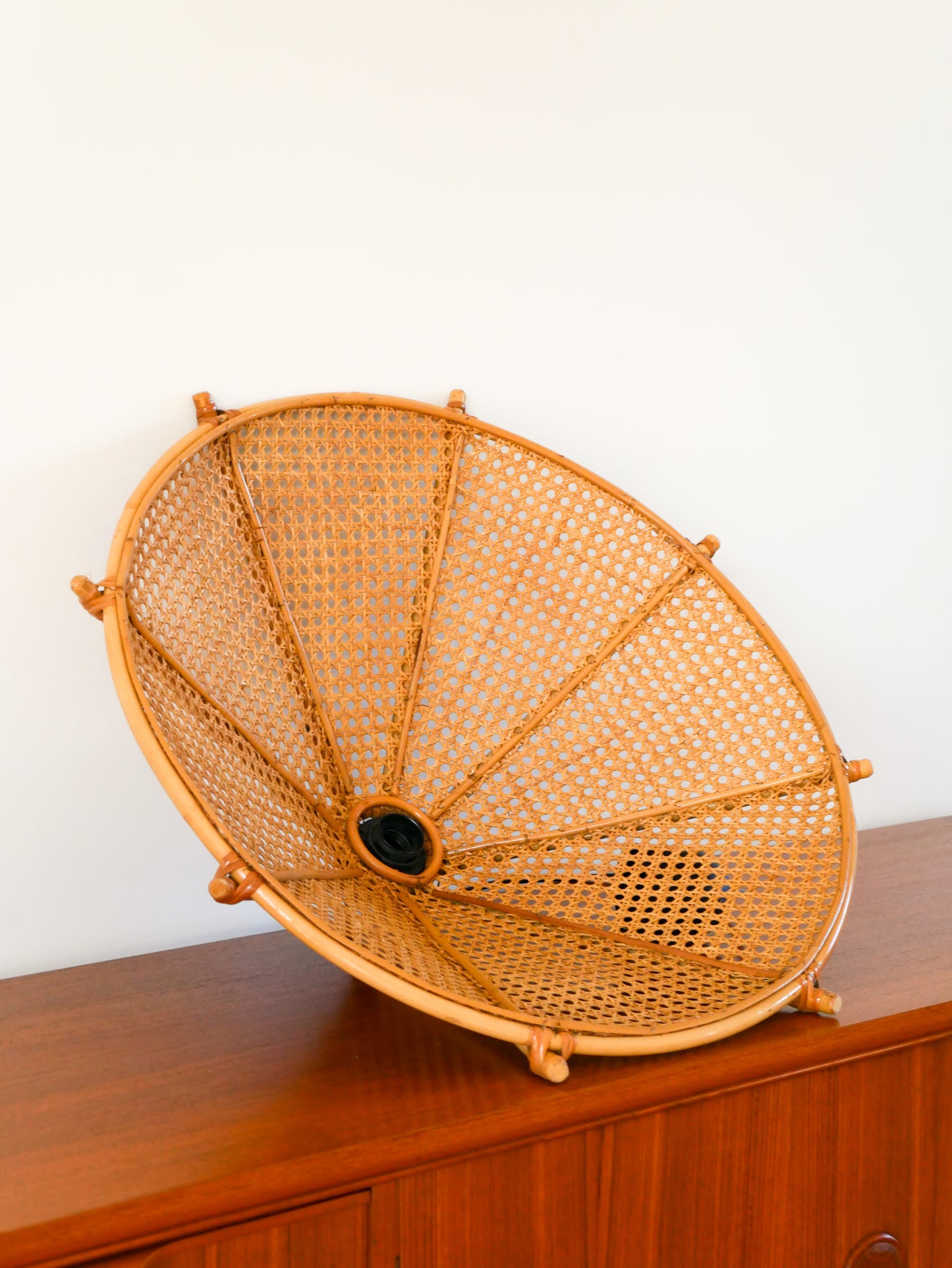 Grande suspension en rotin et cannage, forme Lotus, 1960