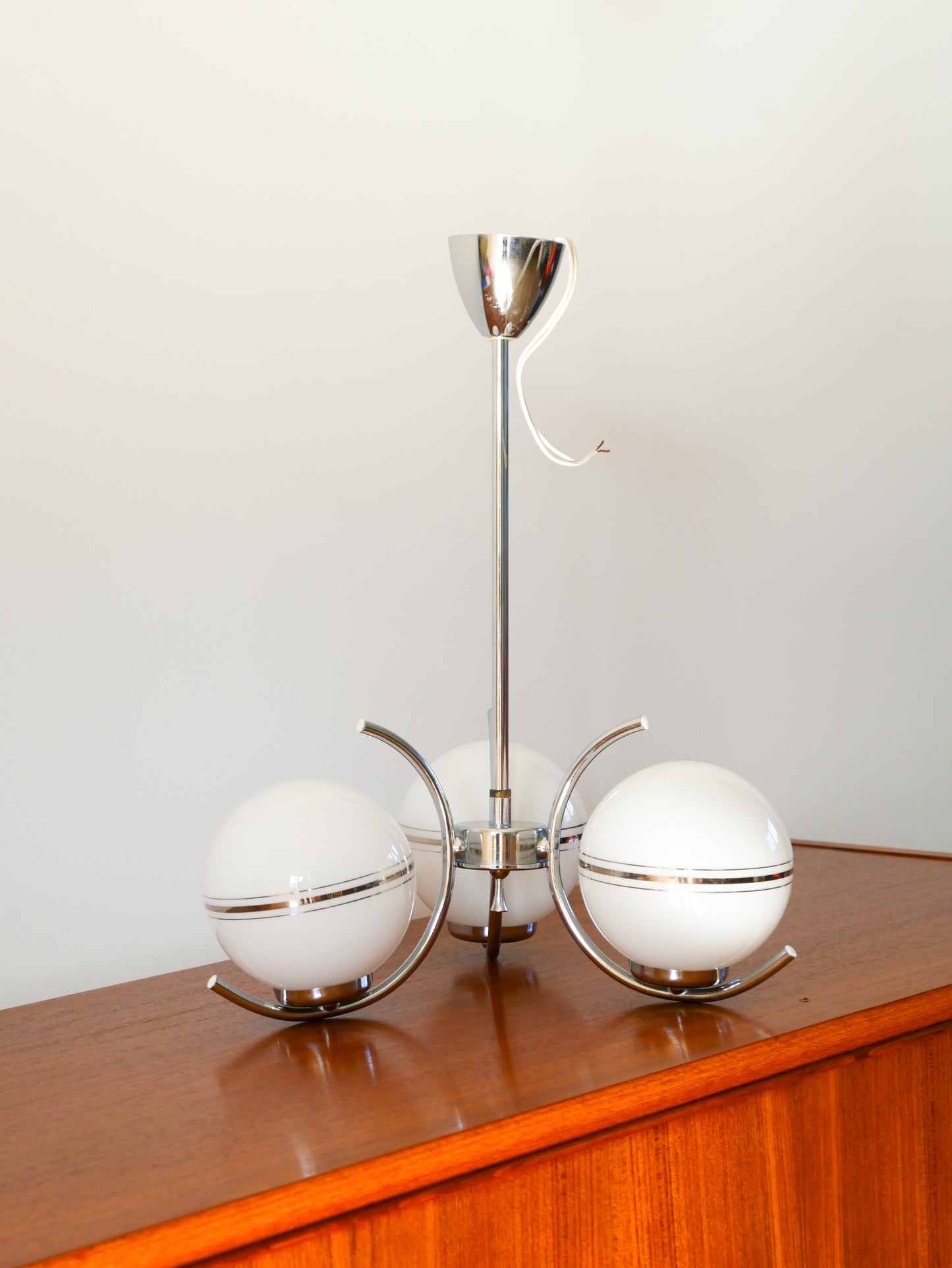 Suspension 3 feux en opaline et chrome, Art Déco, 1940