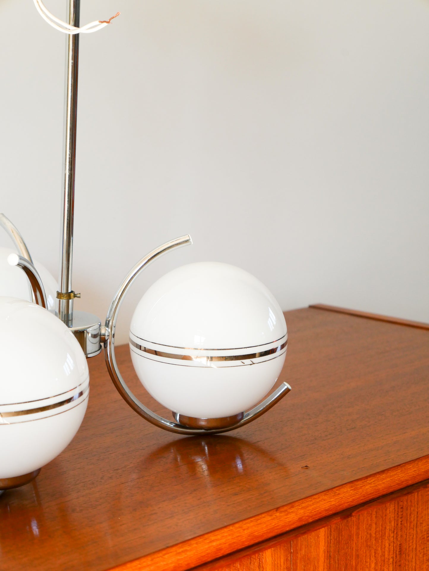Suspension 3 feux en opaline et chrome, Art Déco, 1940