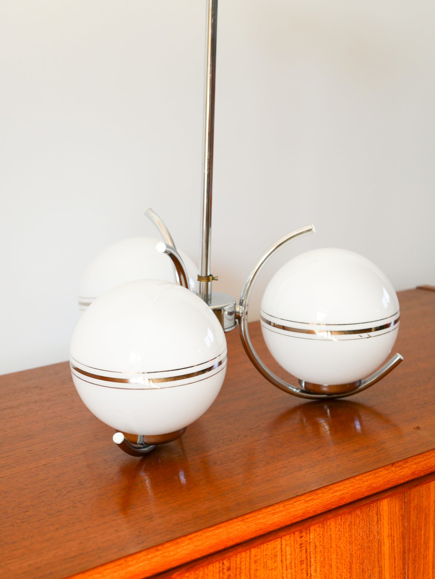 Suspension 3 feux en opaline et chrome, Art Déco, 1940