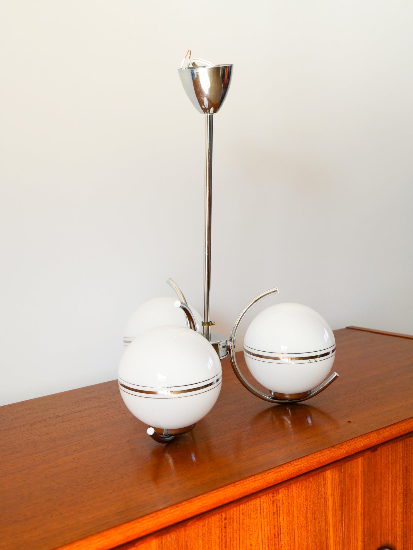 Suspension 3 feux en opaline et chrome, Art Déco, 1940
