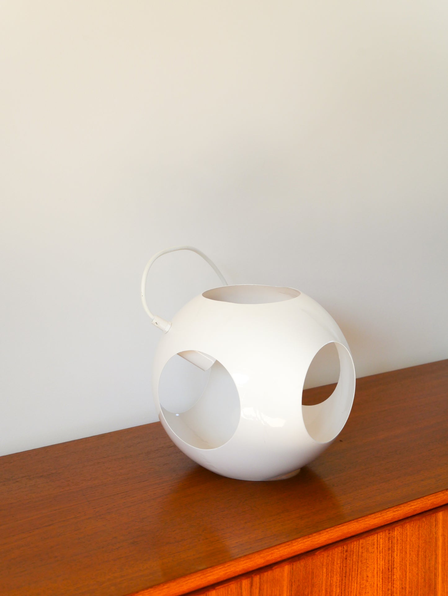Petite suspension Design Eye ball en métal blanc, fil long, Space Age, UFO, 1970 - 22 cm, fil 50 cm