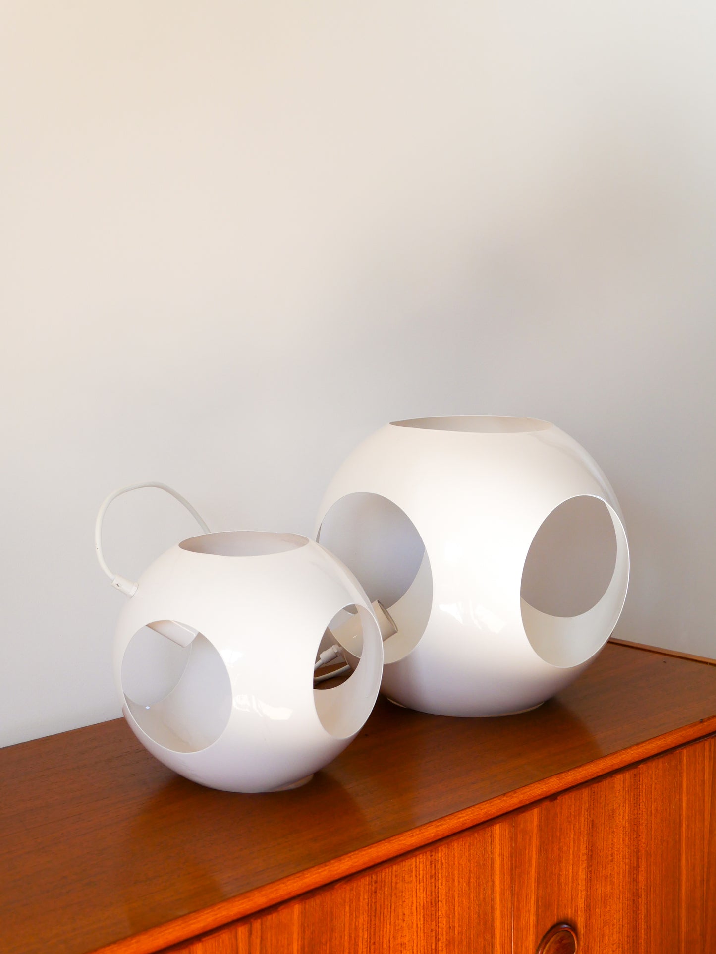 Petite suspension Design Eye ball en métal blanc, fil long, Space Age, UFO, 1970 - 22 cm, fil 50 cm