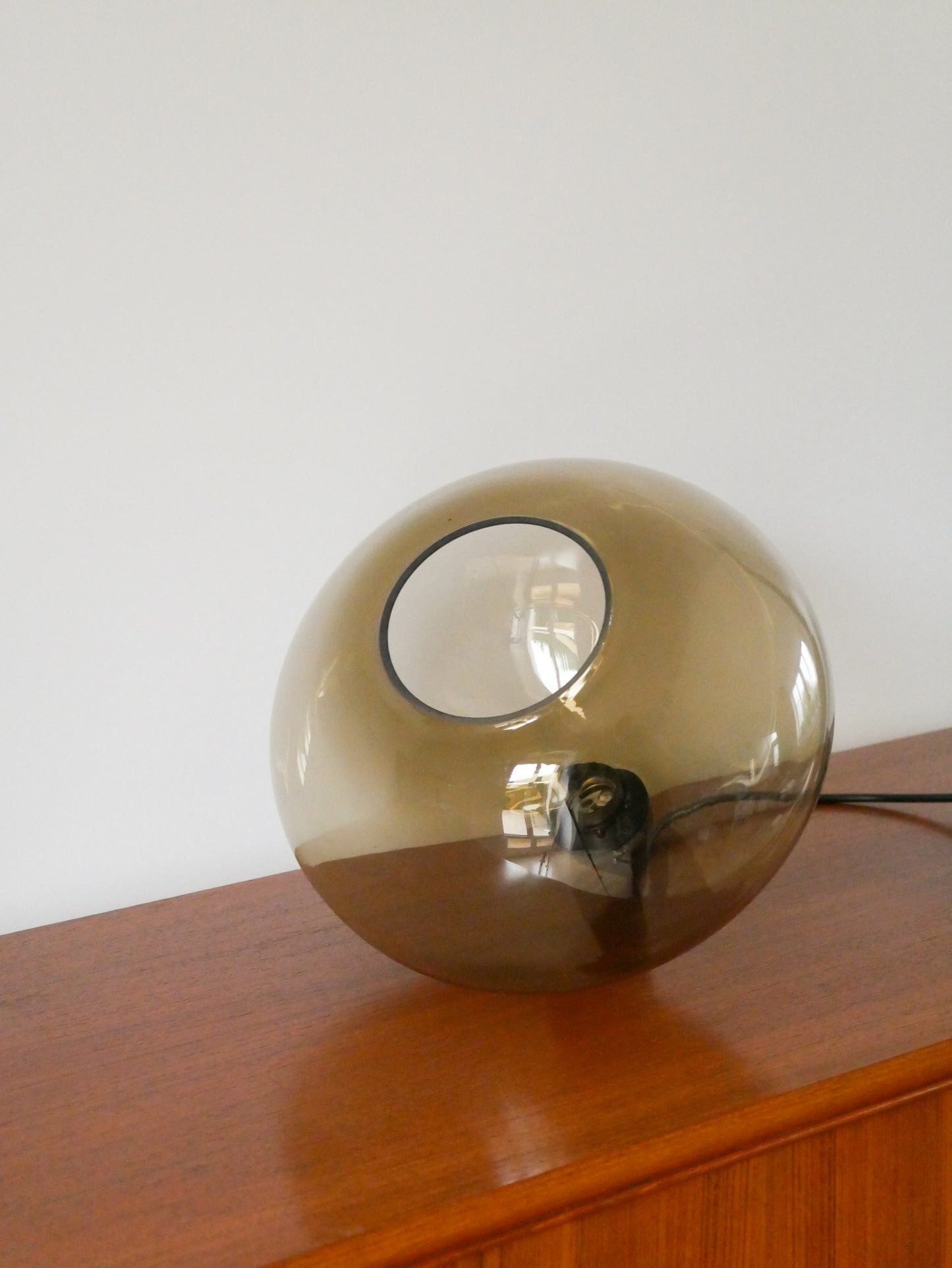 Suspension en verre fumé et teck, Design, 1970 - 33 X 33 cm