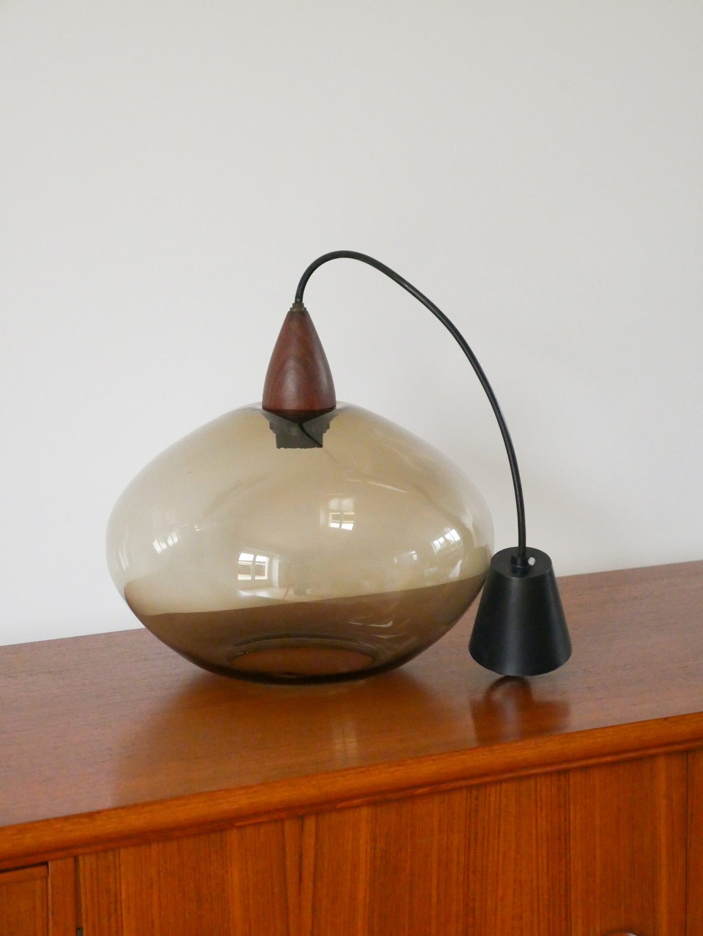 Suspension en verre fumé et teck, Design, 1970 - 33 X 33 cm