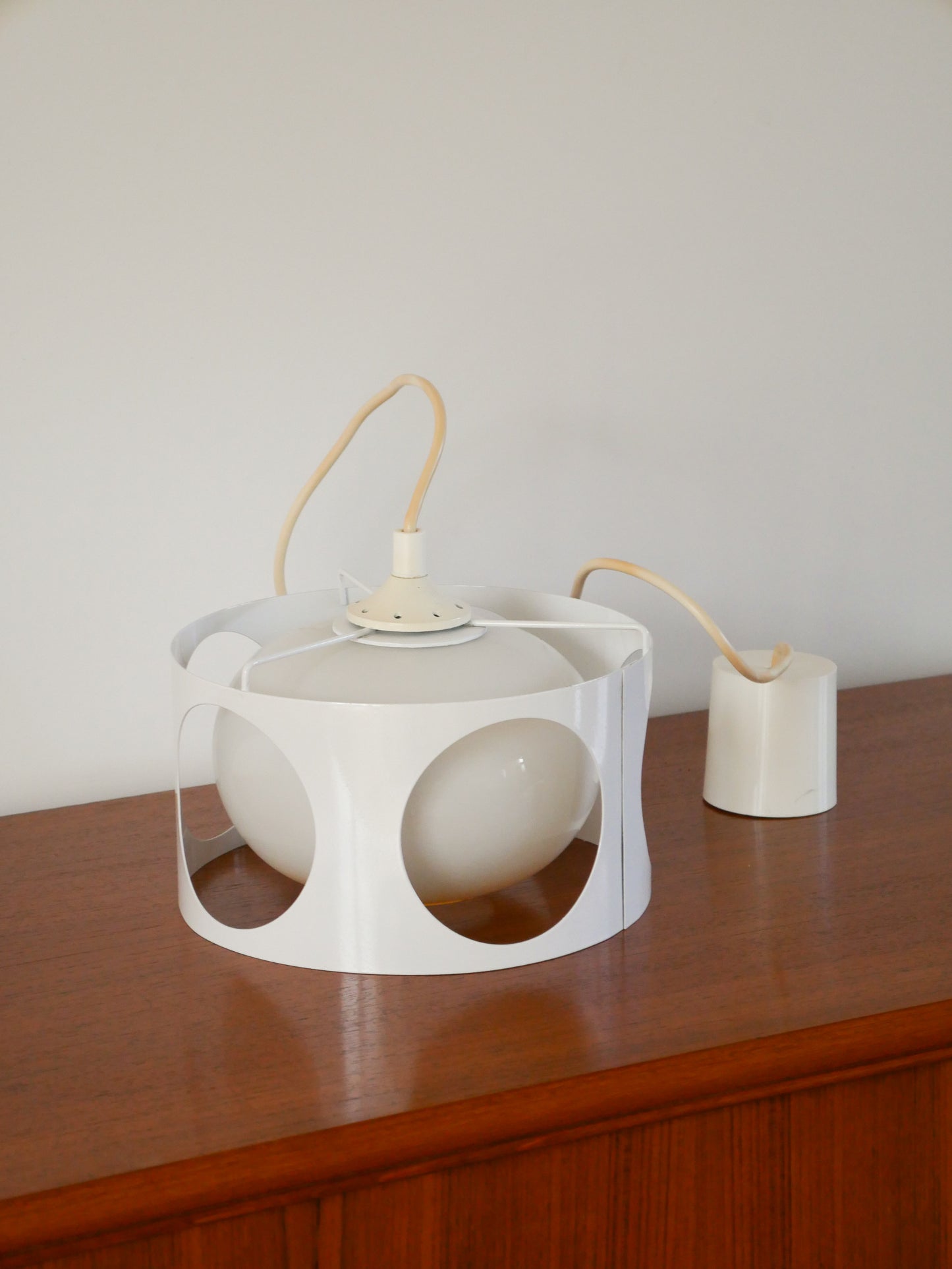 Suspension en métal laqué et opaline, UFO par Lita, Blanc, 1970