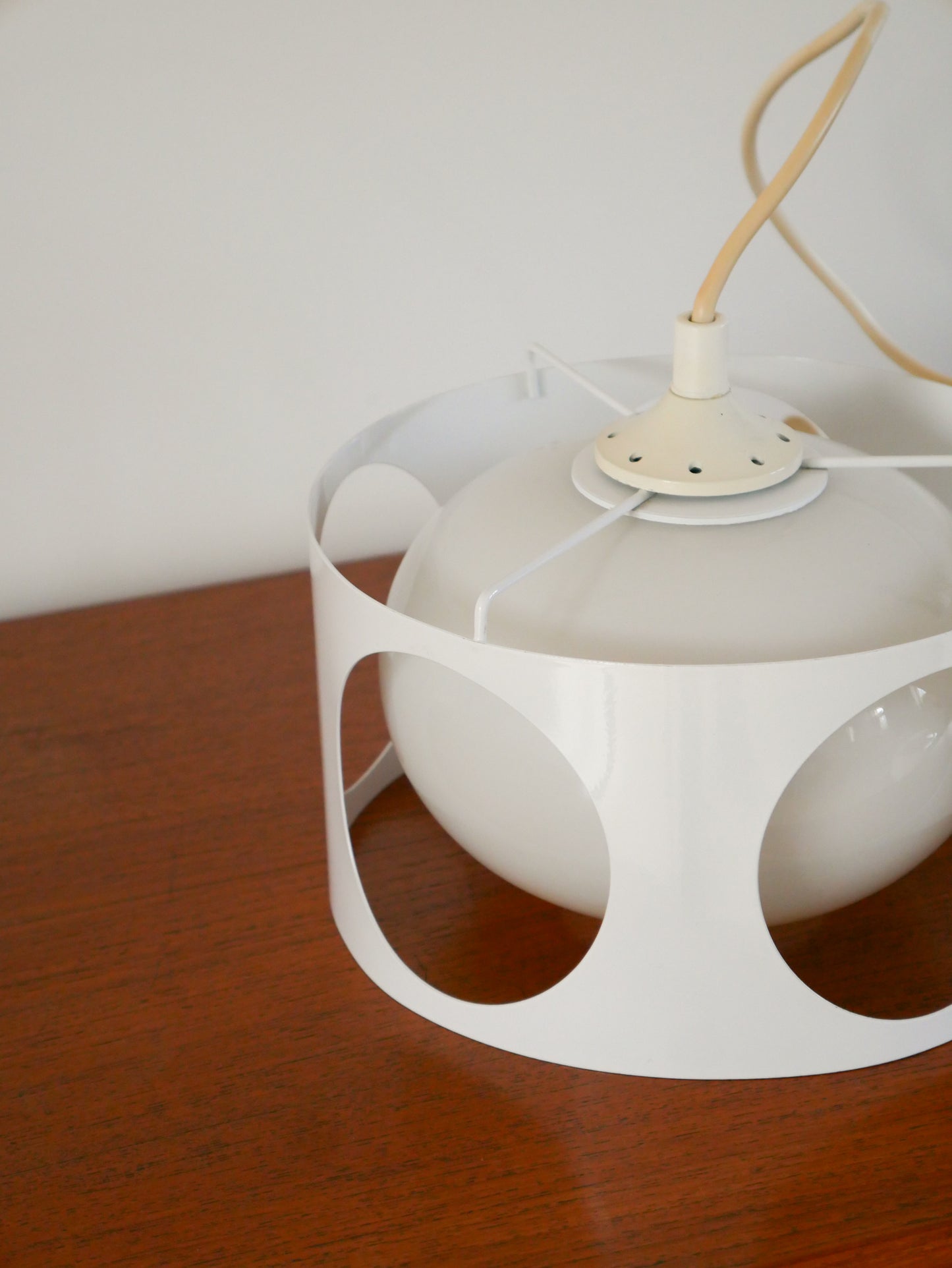 Suspension en métal laqué et opaline, UFO par Lita, Blanc, 1970