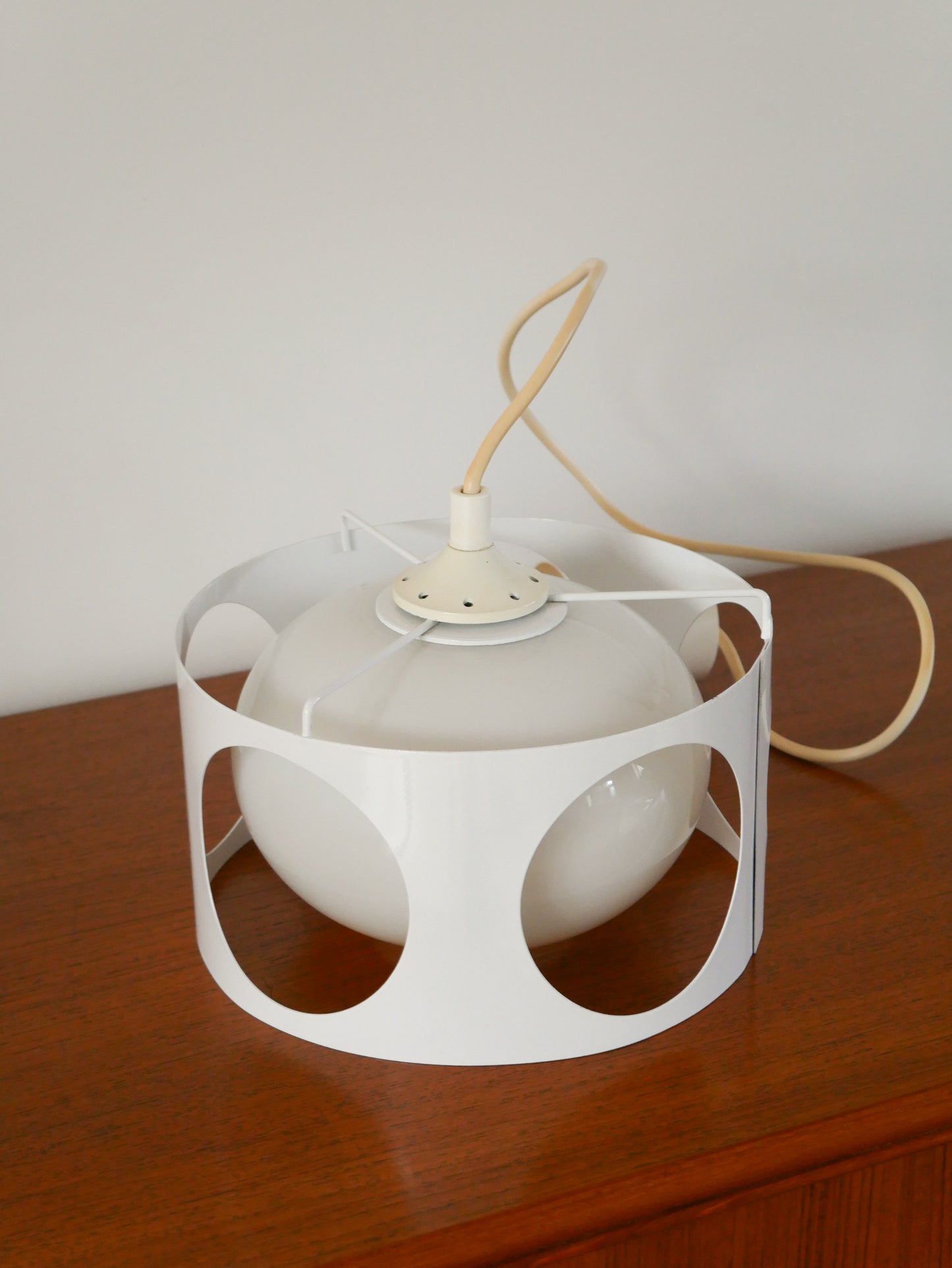 Suspension en métal laqué et opaline, UFO par Lita, Blanc, 1970