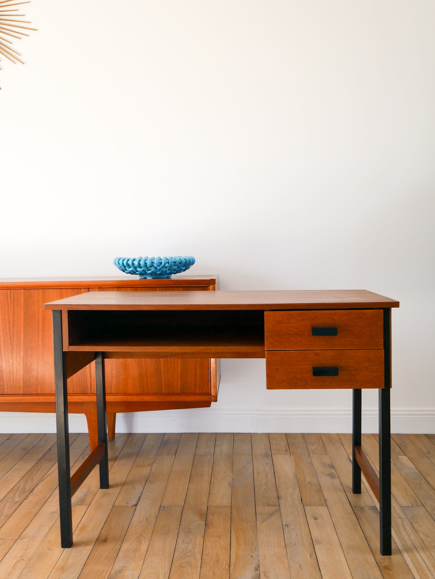 Bureau en placage teck, piètements en fer noir et poignées en bakétite, Scandinave, Design Mid-Century, 1950