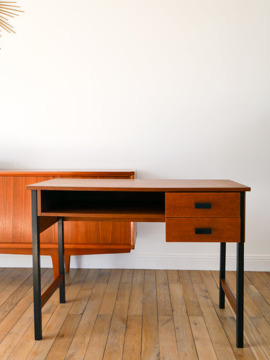 Bureau en placage teck, piètements en fer noir et poignées en bakétite, Scandinave, Design Mid-Century, 1950
