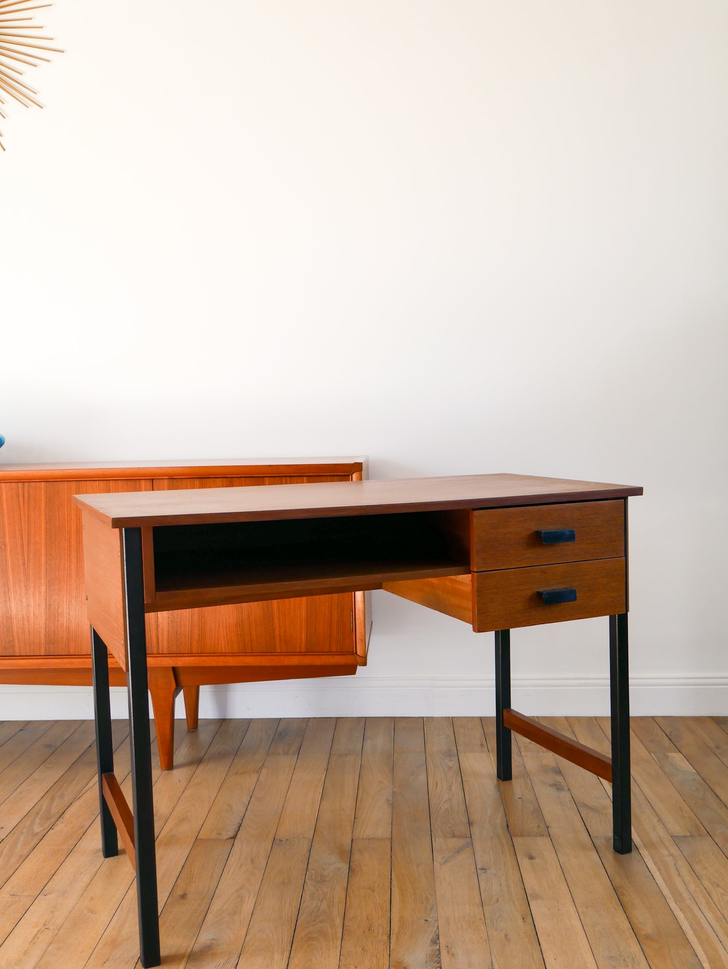 Bureau en placage teck, piètements en fer noir et poignées en bakétite, Scandinave, Design Mid-Century, 1950