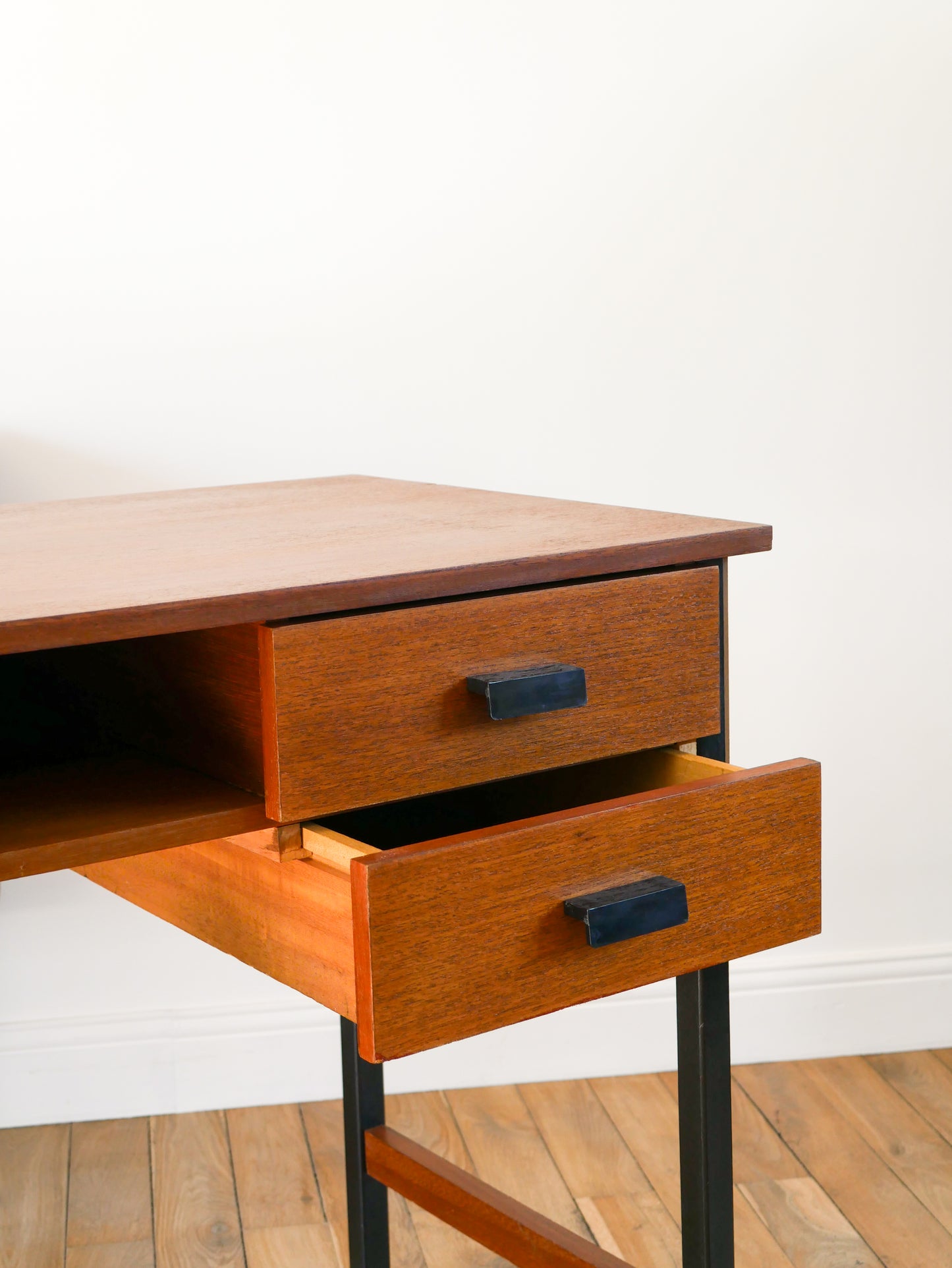 Bureau en placage teck, piètements en fer noir et poignées en bakétite, Scandinave, Design Mid-Century, 1950