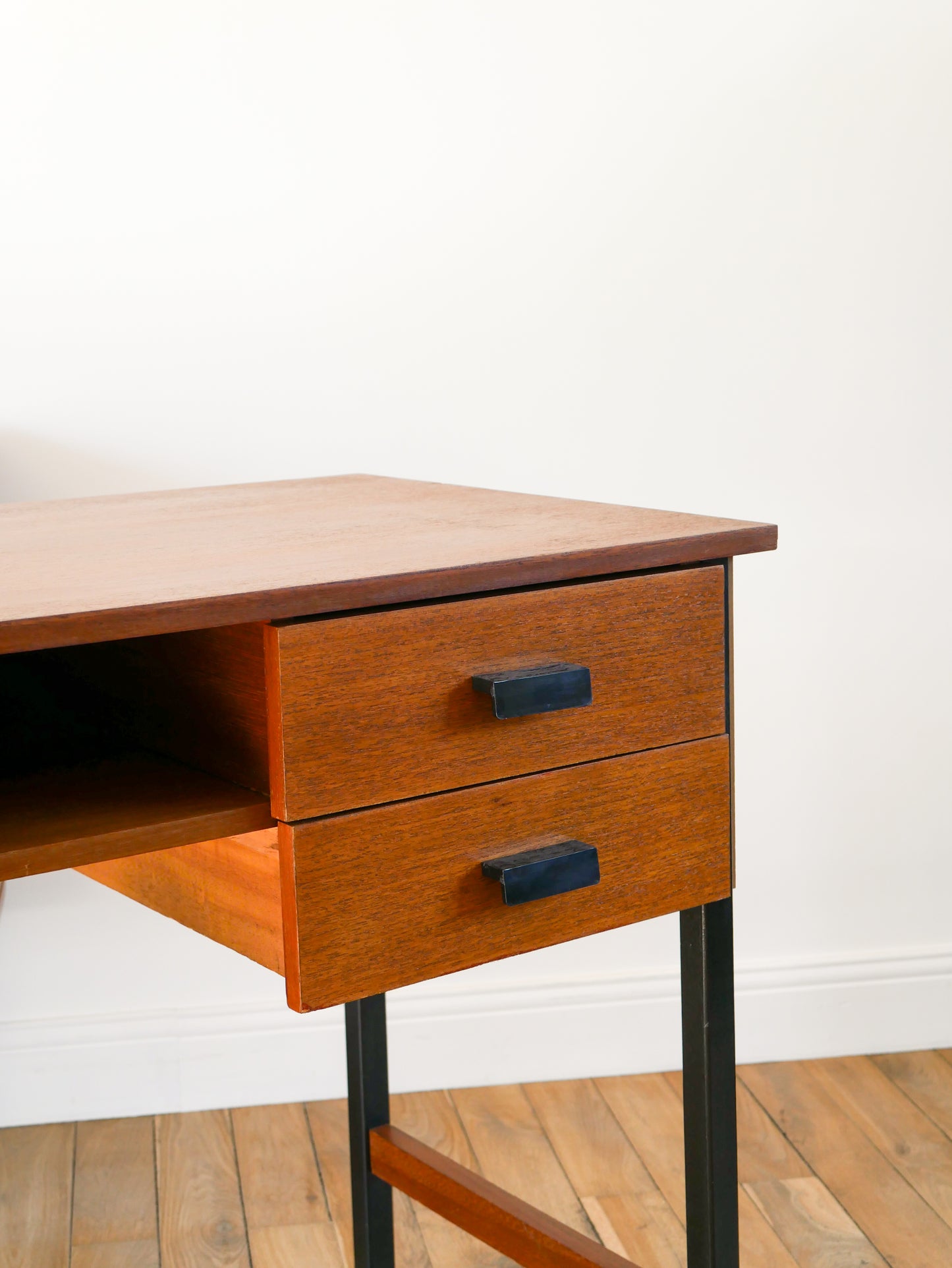 Bureau en placage teck, piètements en fer noir et poignées en bakétite, Scandinave, Design Mid-Century, 1950