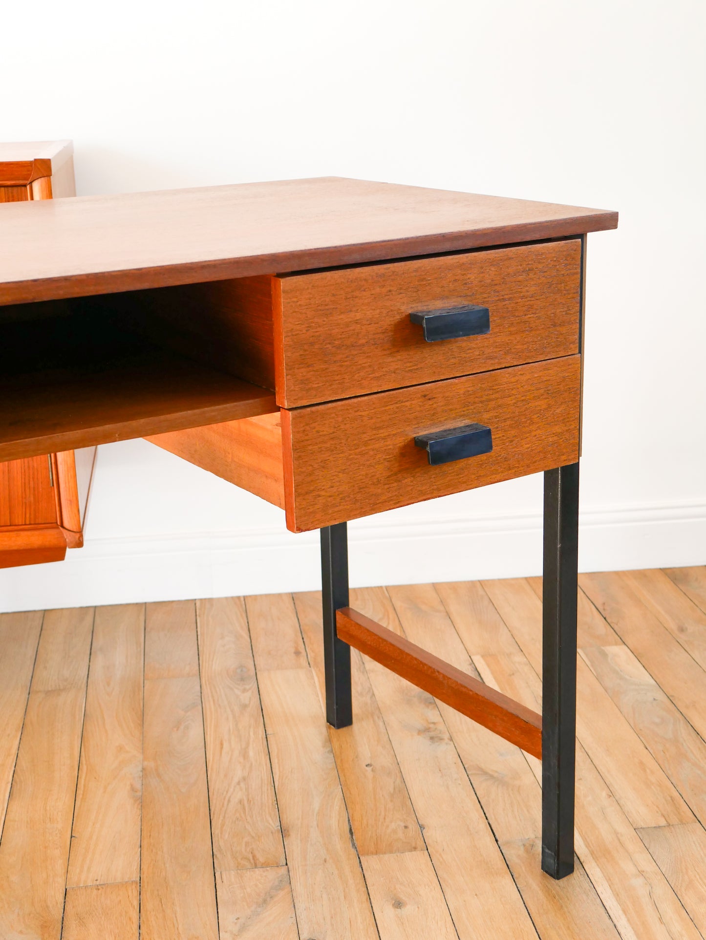 Bureau en placage teck, piètements en fer noir et poignées en bakétite, Scandinave, Design Mid-Century, 1950