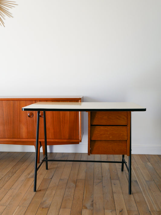 Bureau en bois de hêtre, pieds en fer noir et plateau en formica Beige, 1960