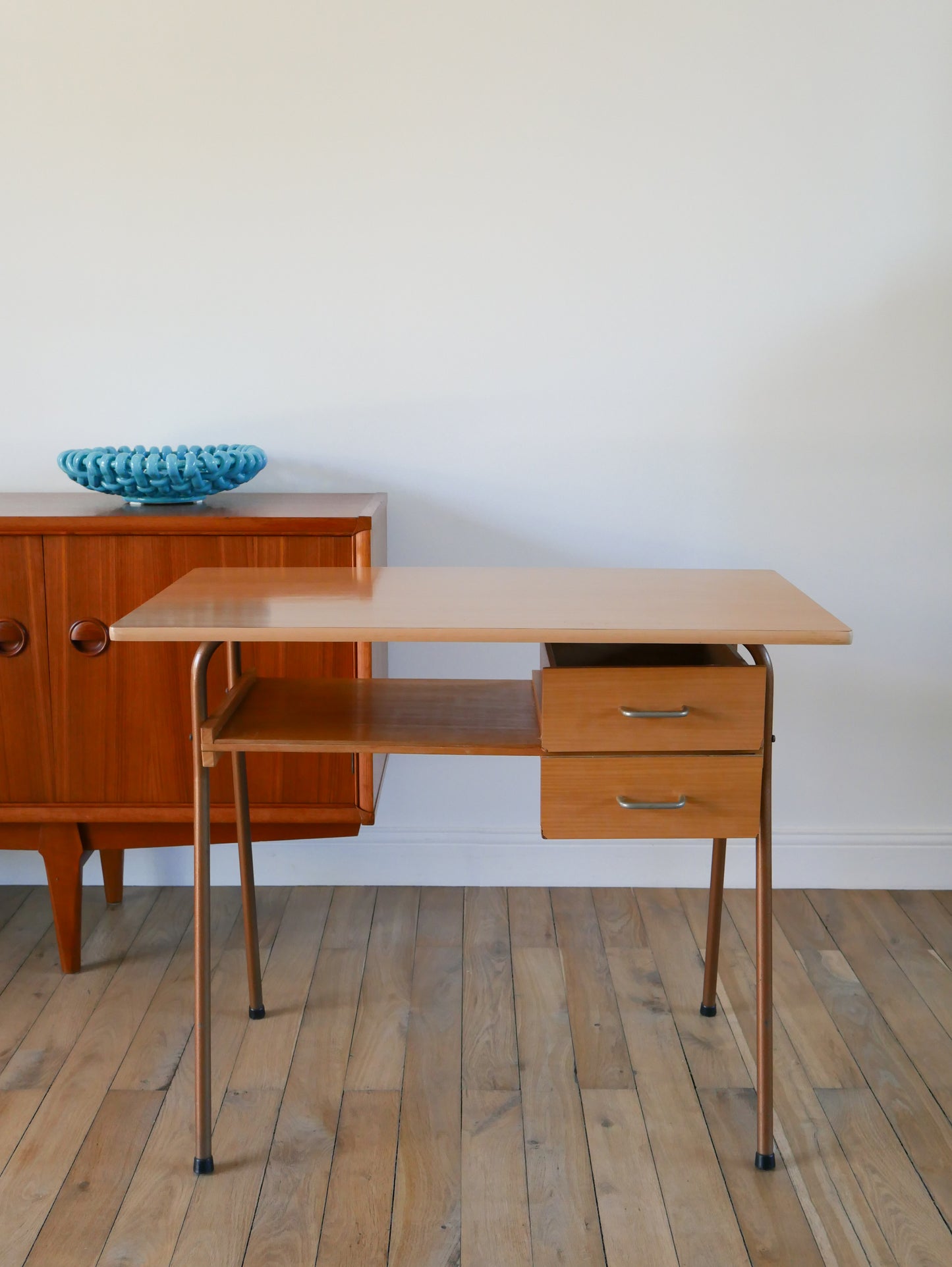 Bureau pour enfants, en bois de hêtre, formica et fer Marron, 1960