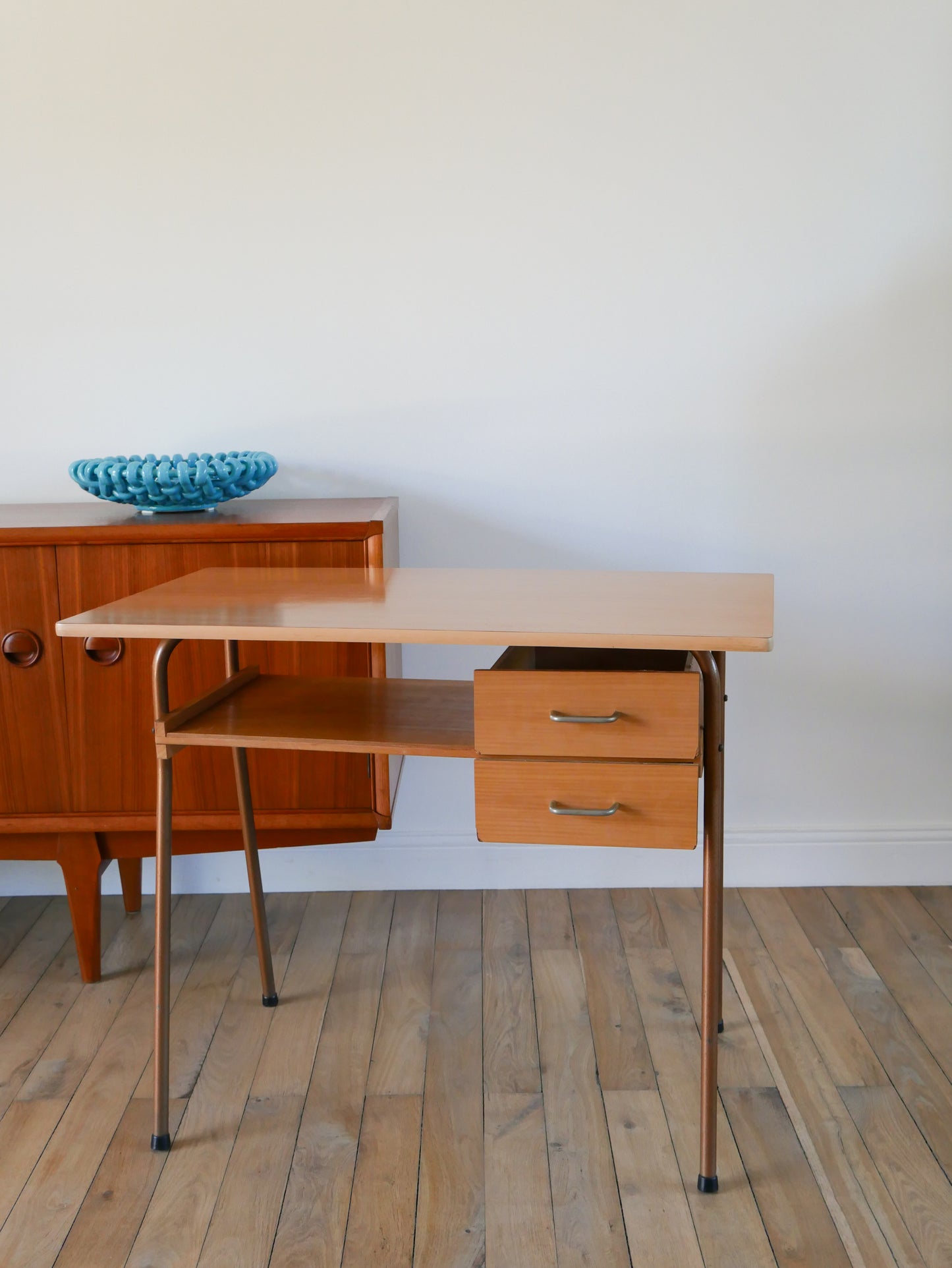 Bureau pour enfants, en bois de hêtre, formica et fer Marron, 1960