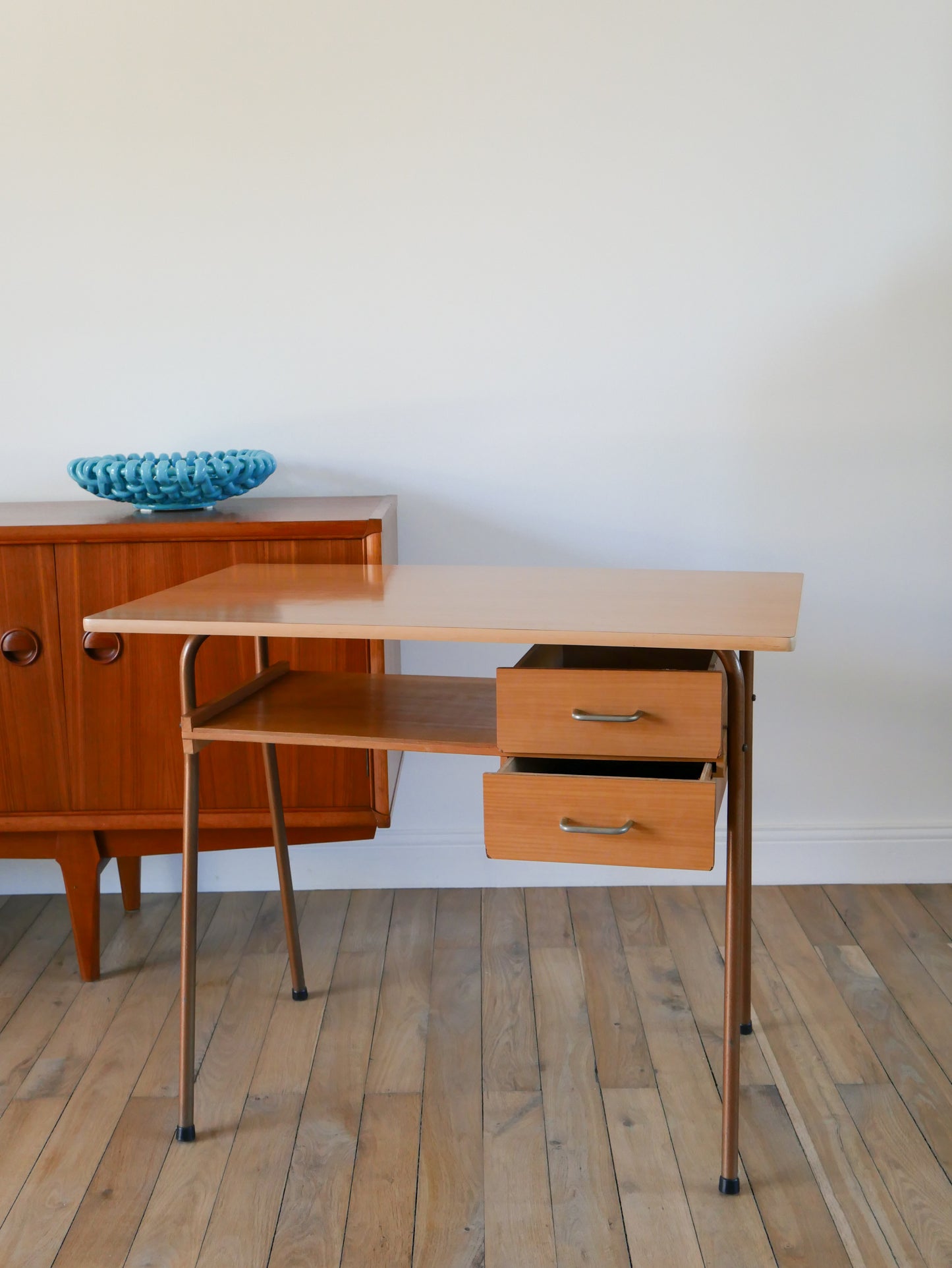 Bureau pour enfants, en bois de hêtre, formica et fer Marron, 1960