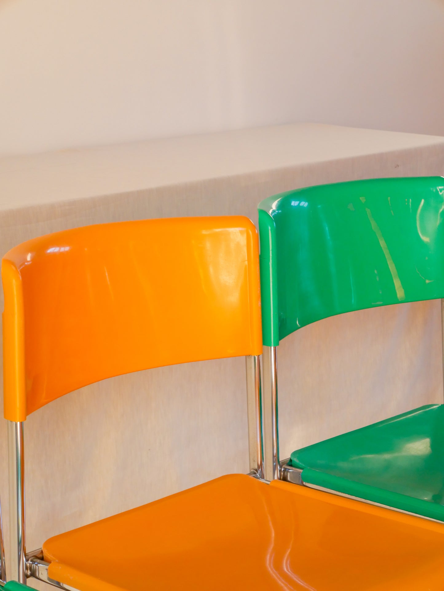 Paire de chaises plastique vert et pieds chromes mobilier international signé Lafargue 1970