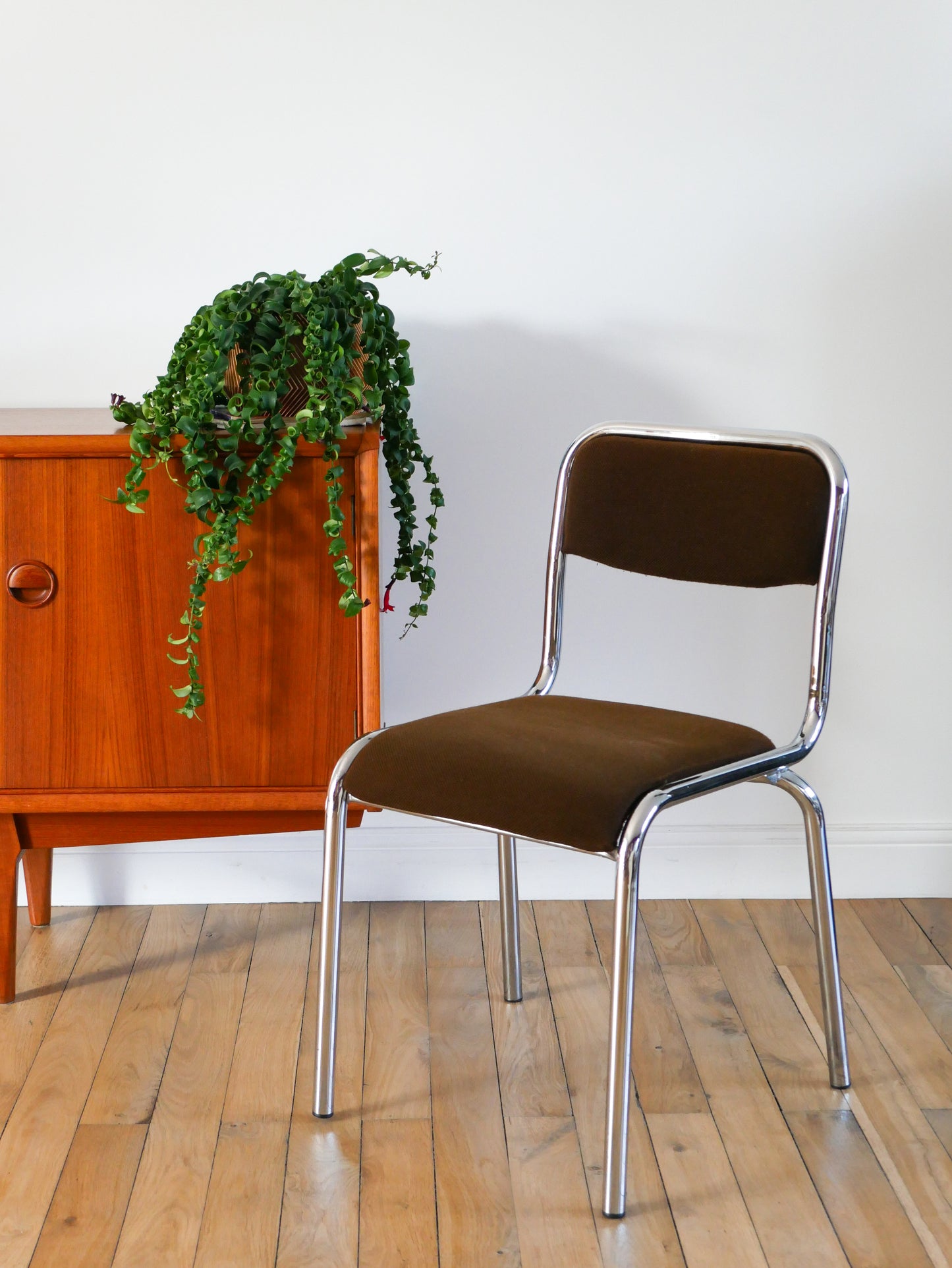 Paire de chaises en chrome et tissu marron, design, 1970