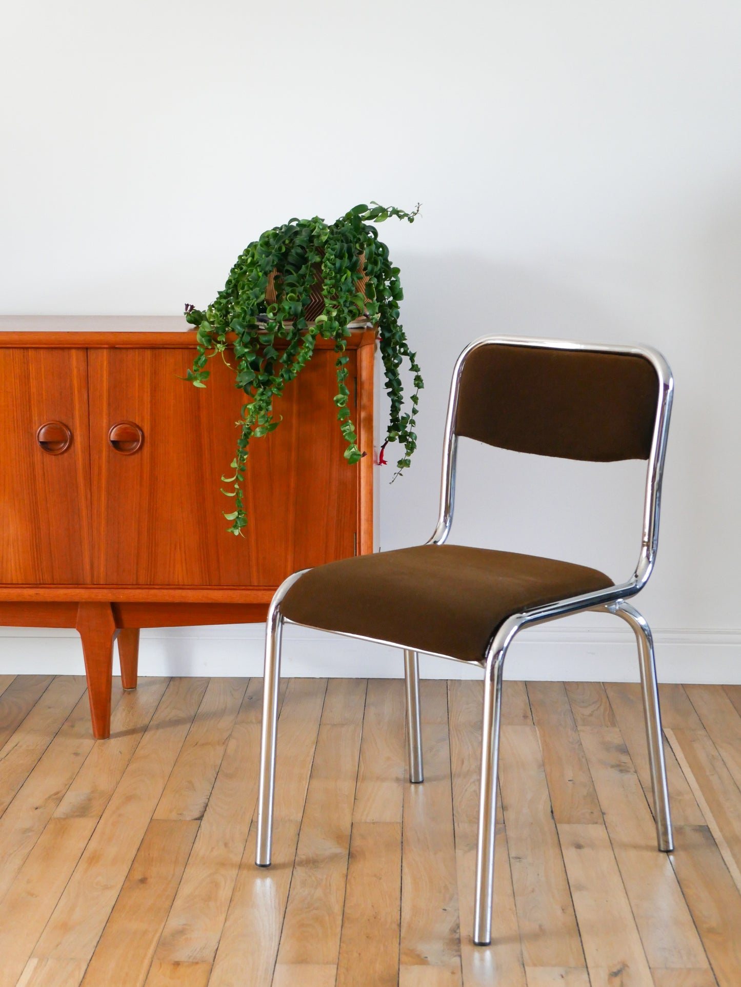 Paire de chaises en chrome et tissu marron, design, 1970