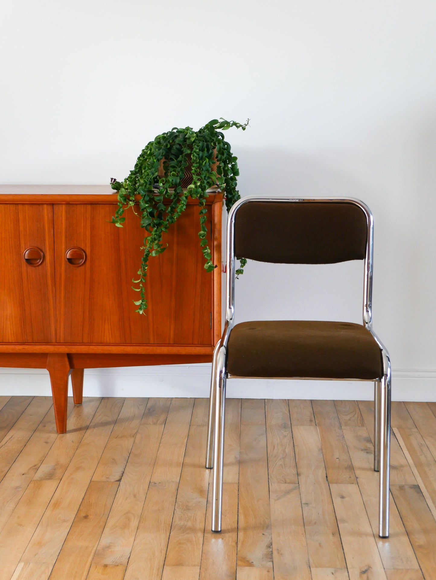 Paire de chaises en chrome et tissu marron, design, 1970