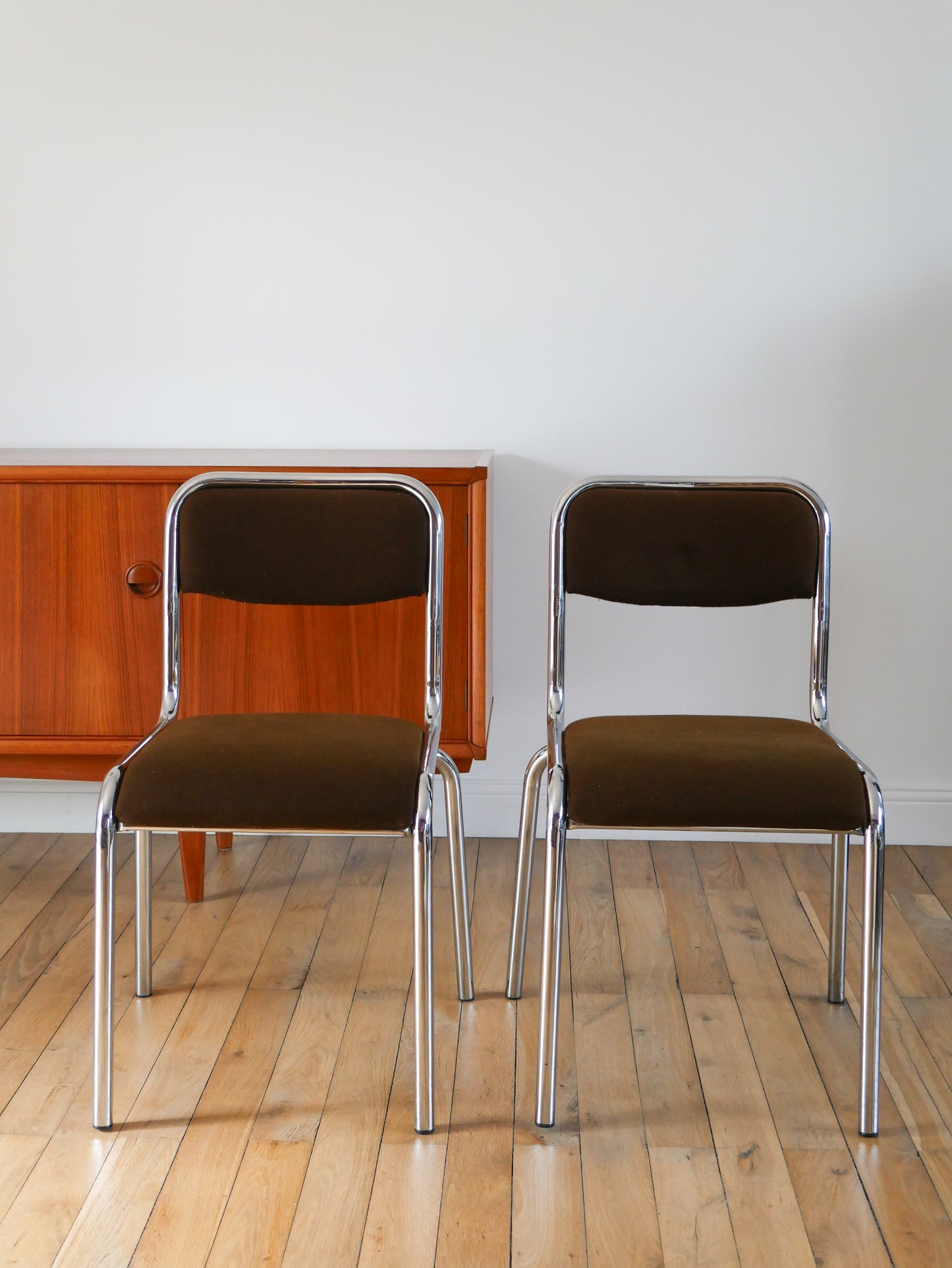 Paire de chaises en chrome et tissu marron, design, 1970