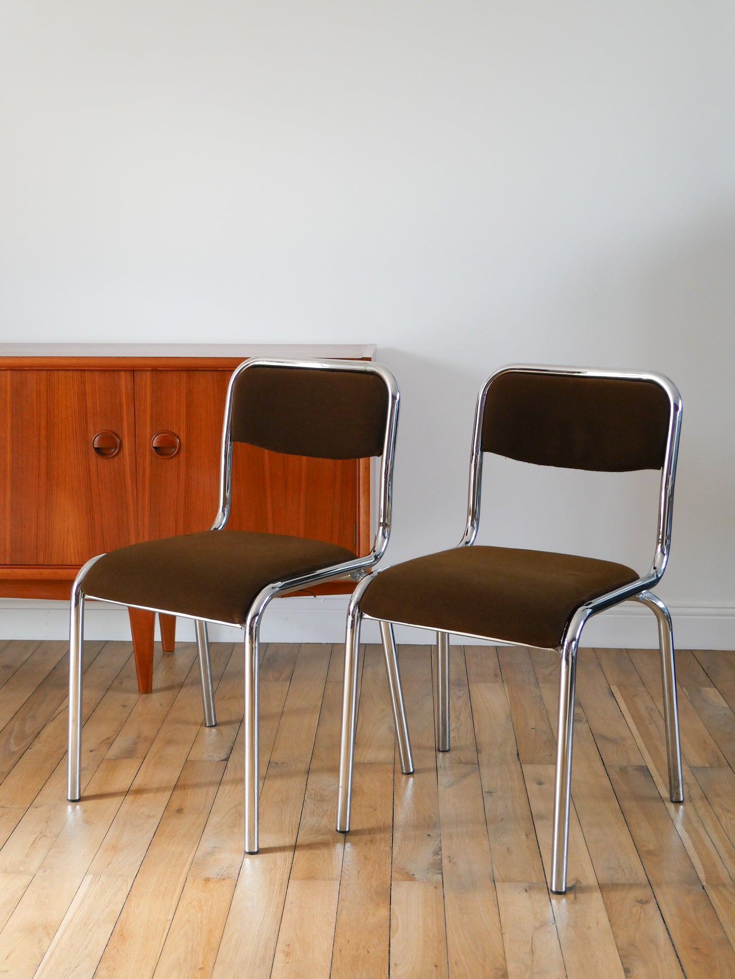 Paire de chaises en chrome et tissu marron, design, 1970