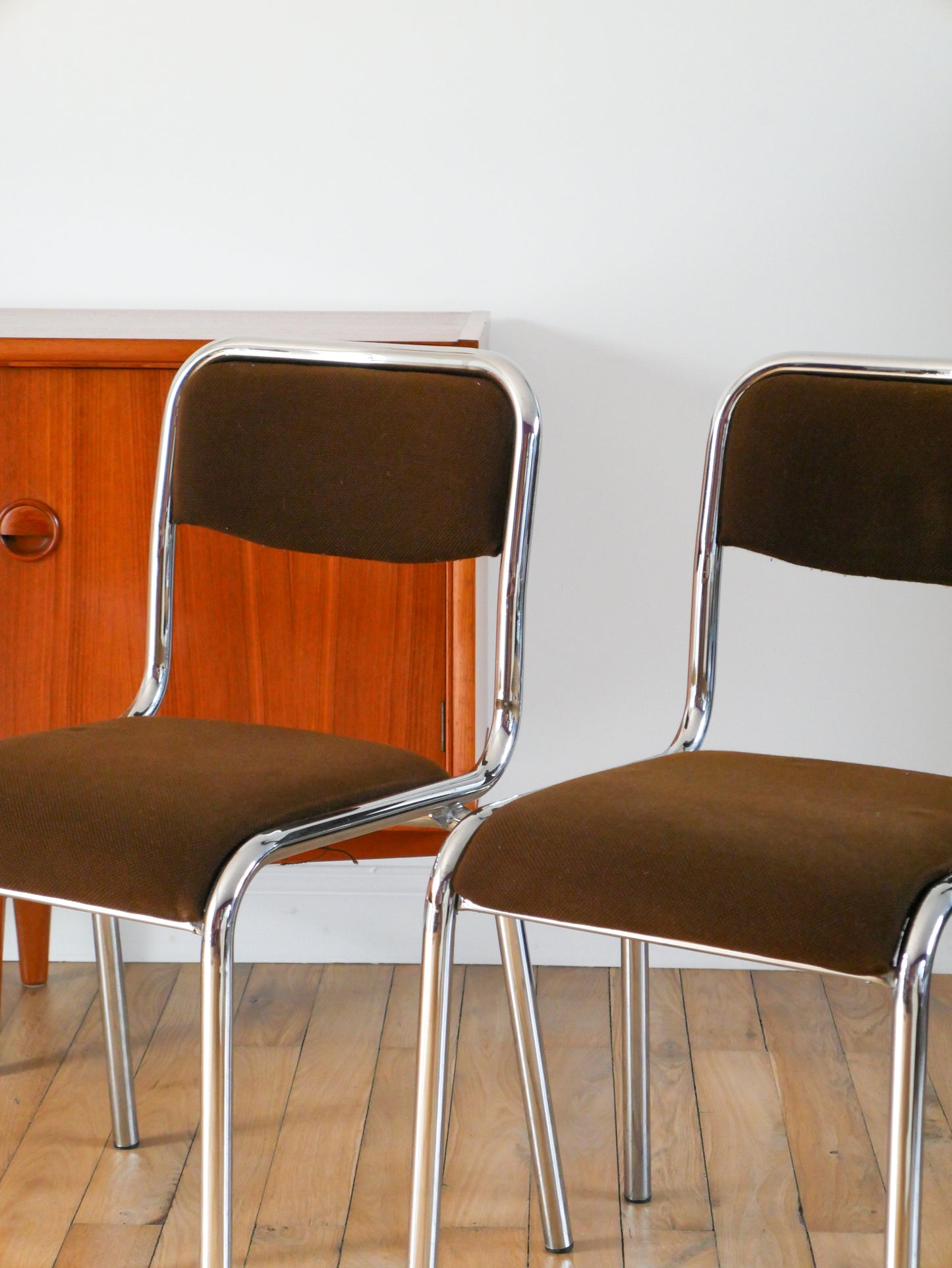Paire de chaises en chrome et tissu marron, design, 1970