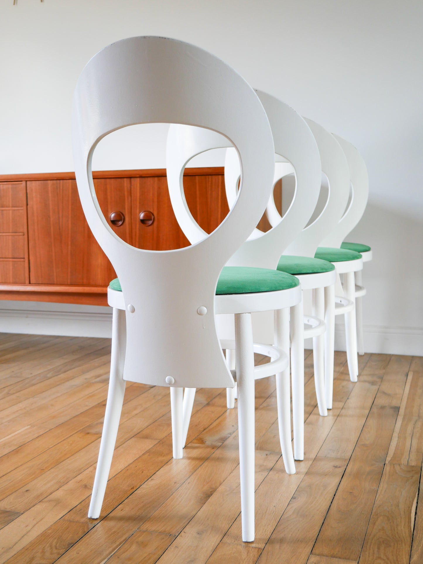 Ensemble de 4 chaises Design Baumann modèle "Mouettes", entièrement retapissées Vert, 1950