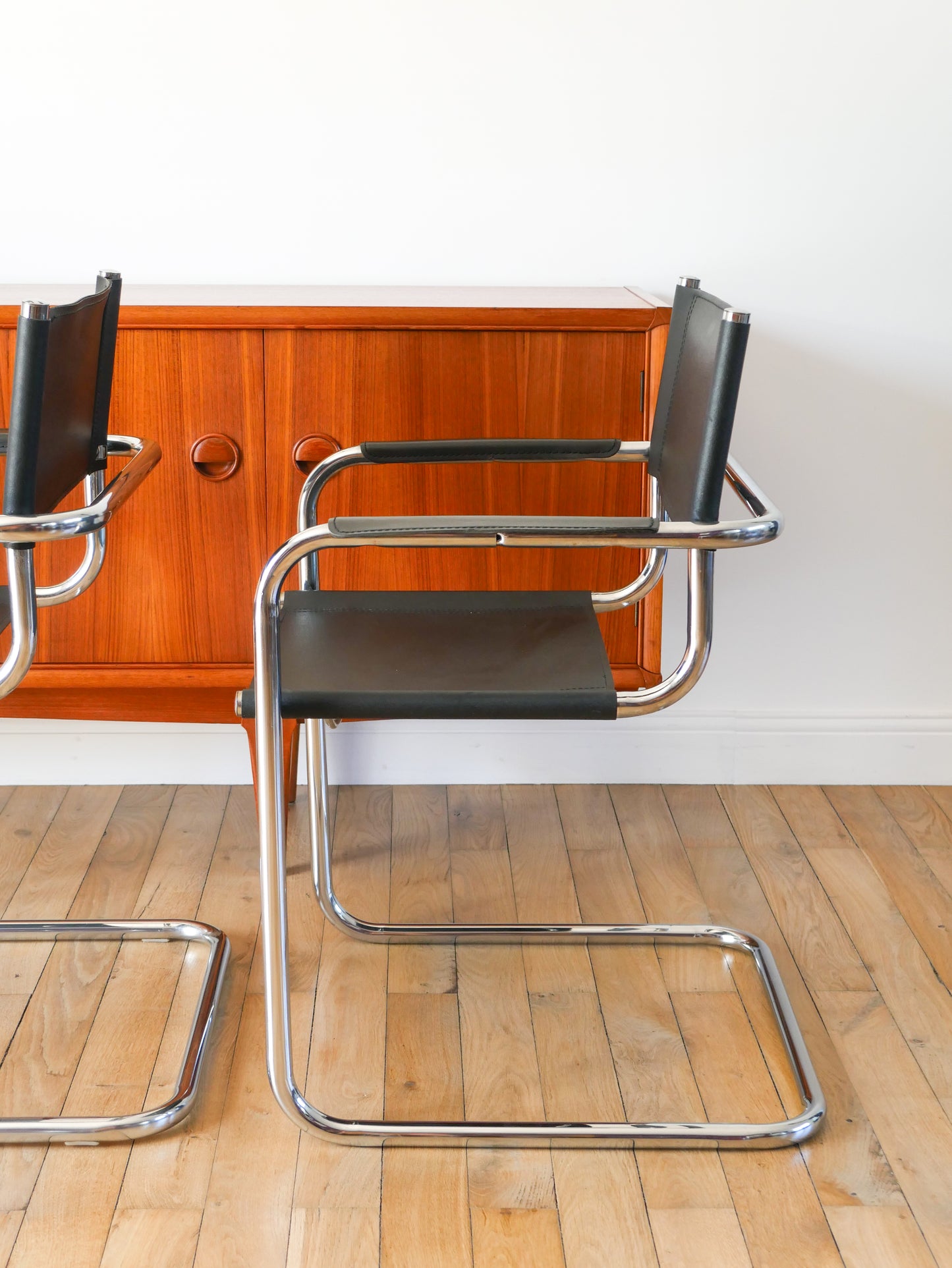 Ensemble de 4 fauteuils tubulaires en croute de cuir Cantilever chrome et Noir, dans le goût de Mart Stam & Marcel Breuer S34, 1970