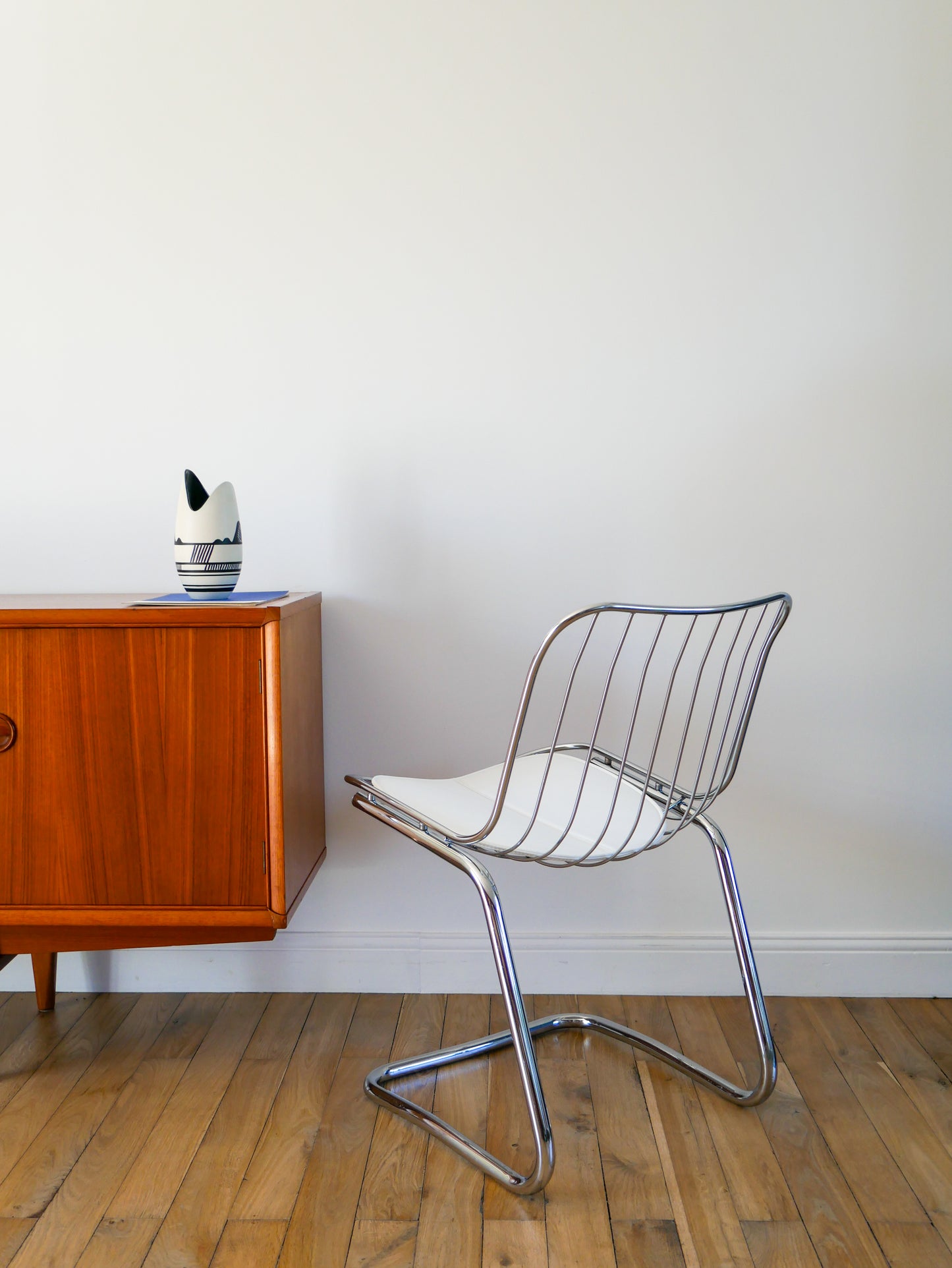 Paire de chaises filaires en chrome, avec galettes en simili Cuir Blanc, Design, Gastone Rinaldi, 1970 1970