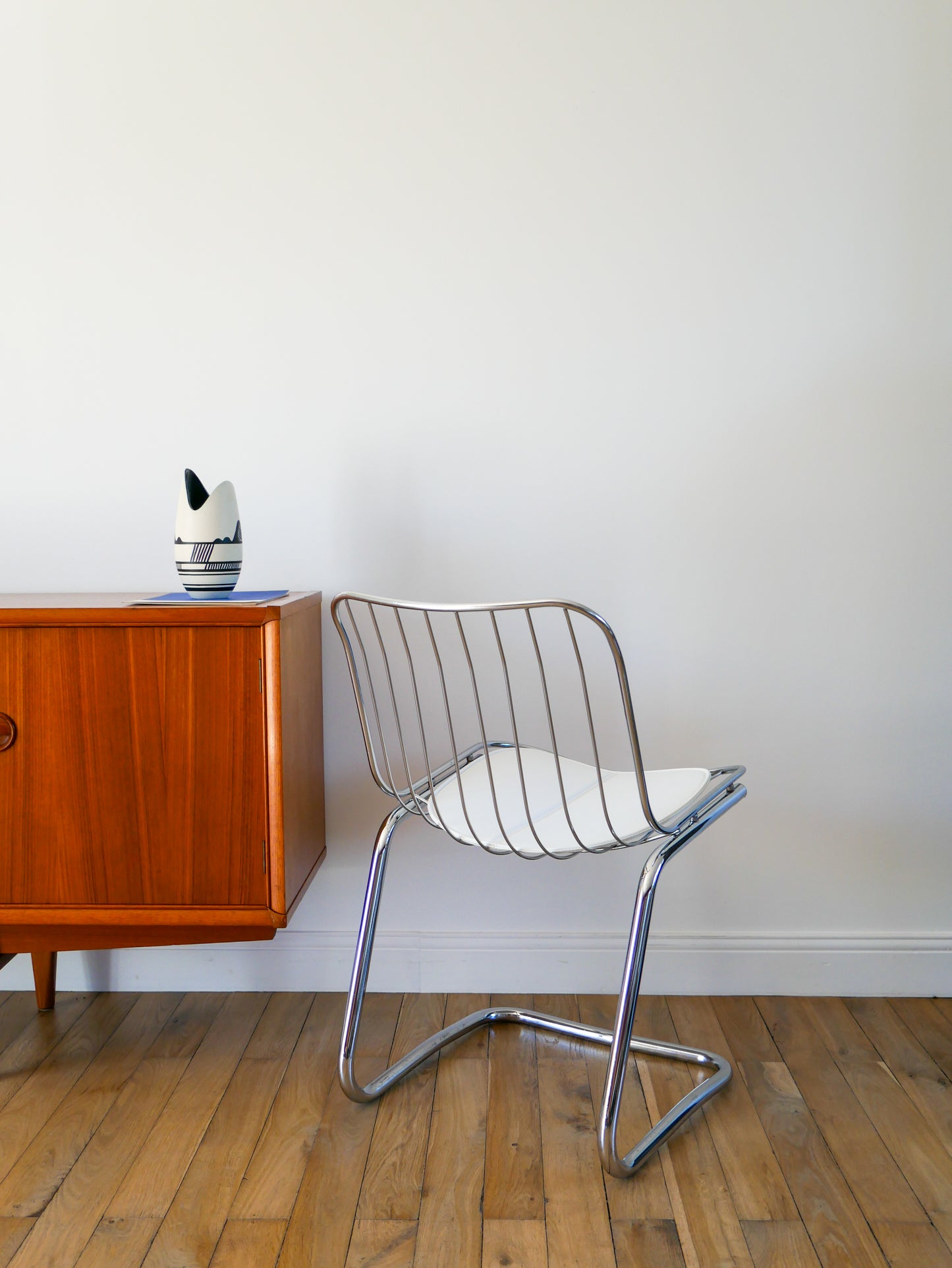 Paire de chaises filaires en chrome, avec galettes en simili Cuir Blanc, Design, Gastone Rinaldi, 1970 1970