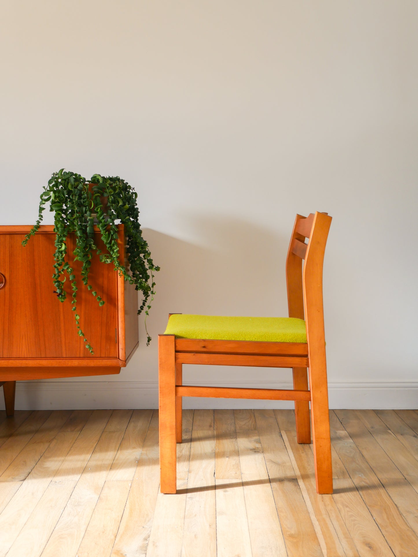 Ensemble de 4 chaises en pin et laine bouillie, Vert, entièrement retapissées, Design Scandinave, 1960
