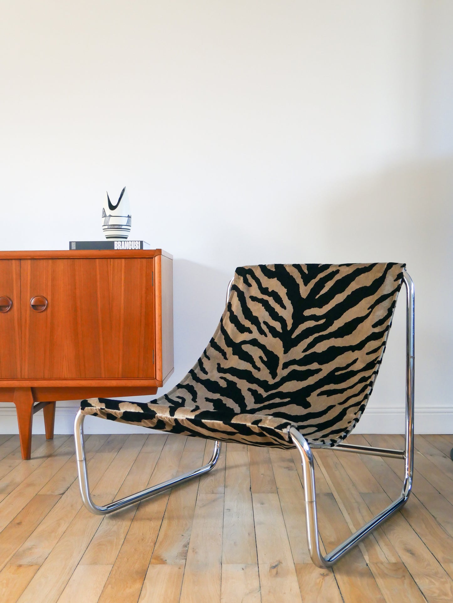 Lounge chair / fauteuil tubulaire piètements en chrome, retapissé en tissus Zèbre, Noir et Beige, par Michel Boyer, Design, 1970