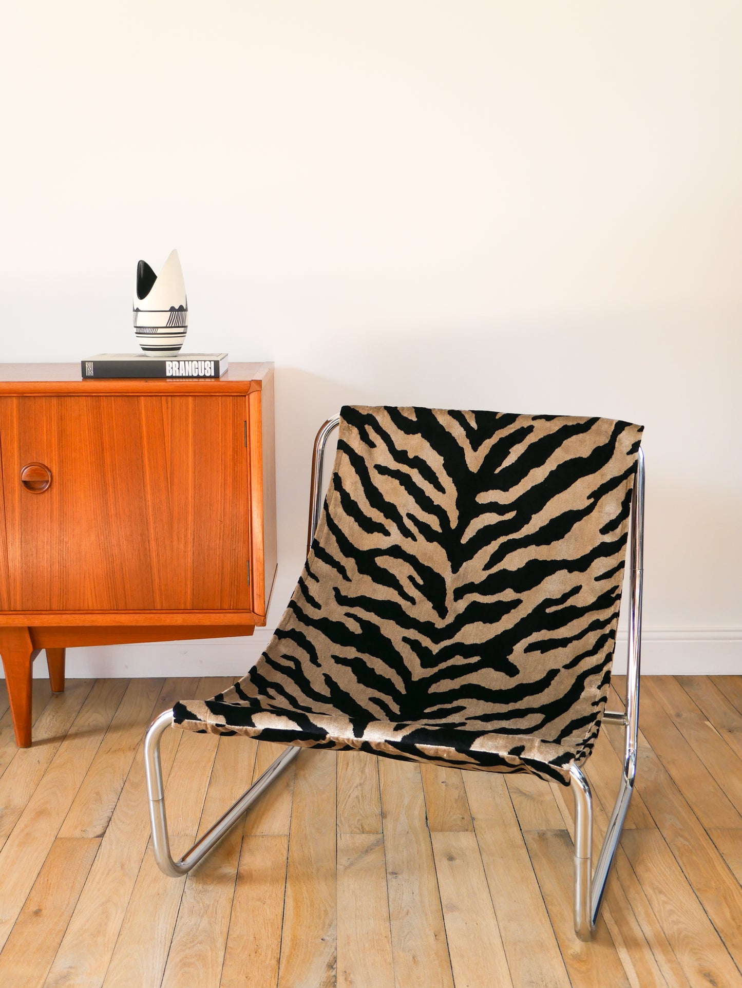 Lounge chair / fauteuil tubulaire piètements en chrome, retapissé en tissus Zèbre, Noir et Beige, par Michel Boyer, Design, 1970